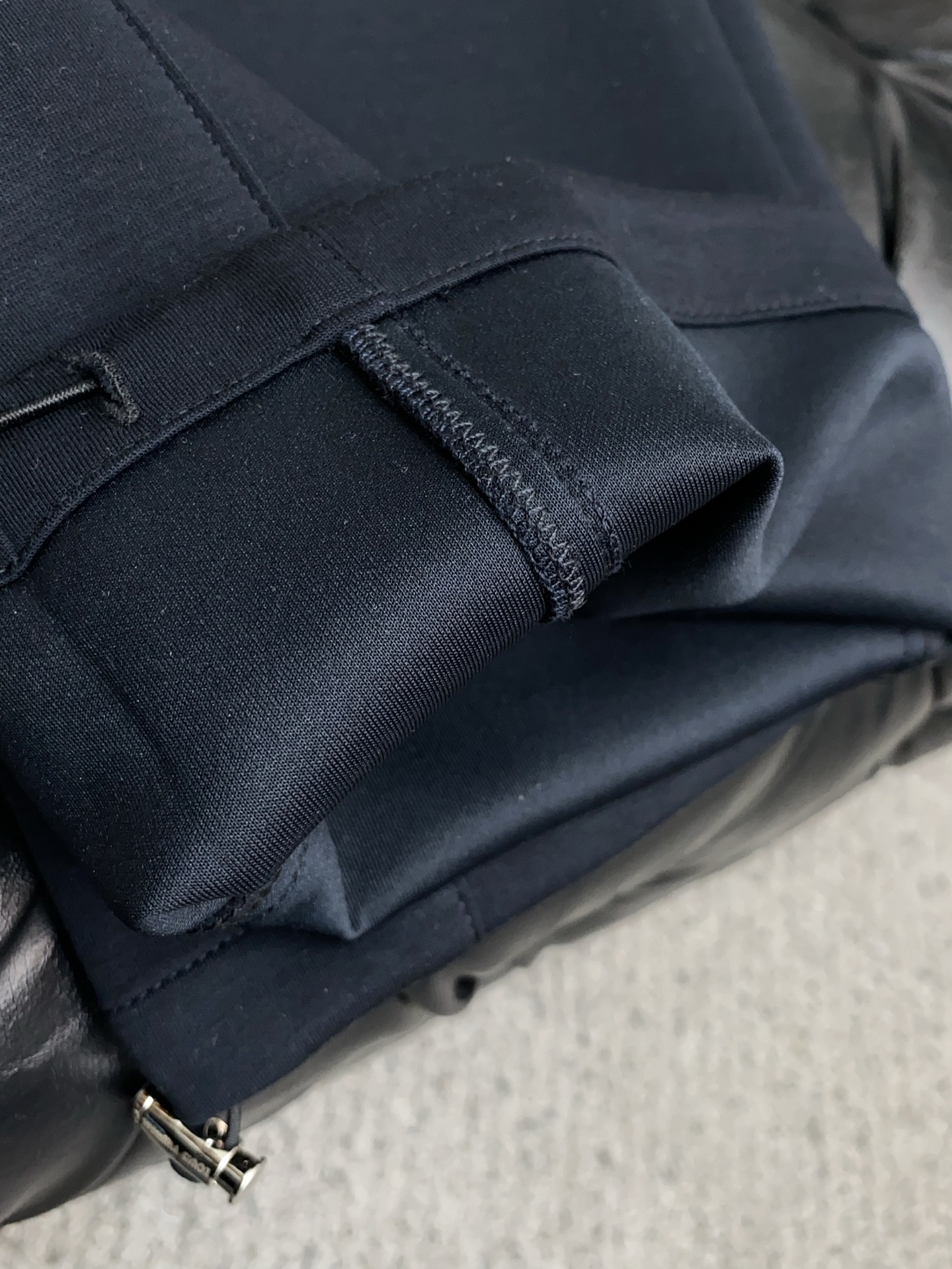 🌾 1v 路易威登 专柜新品同步上市。原单订制高品质时尚休闲裤。超级百搭款。独家定制面料，手感细腻柔软，