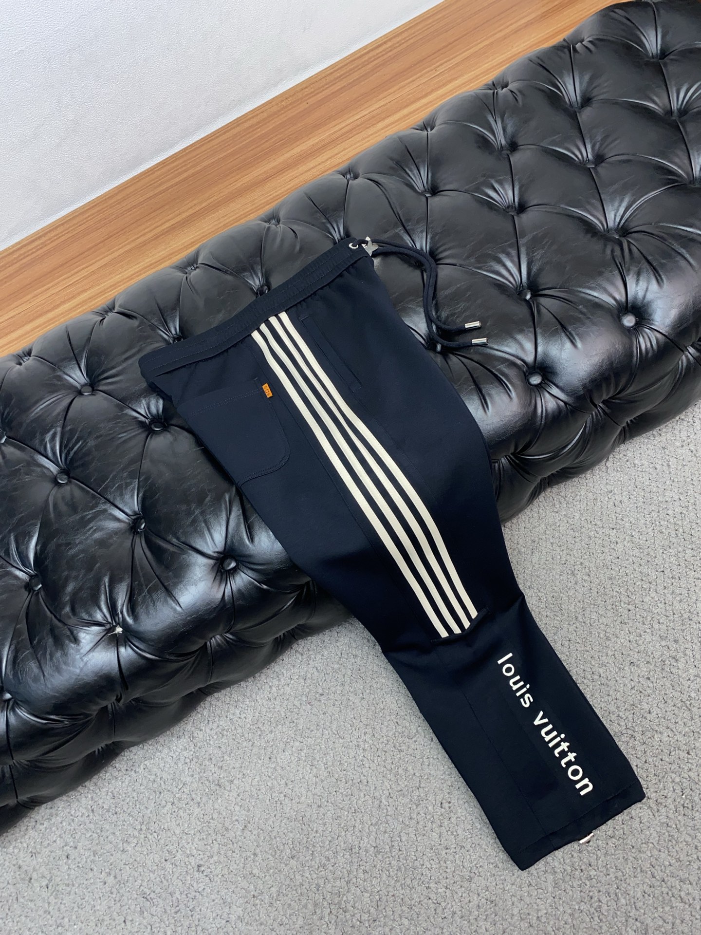 🌾 1v 路易威登 专柜新品同步上市。原单订制高品质时尚休闲裤。超级百搭款。独家定制面料，手感细腻柔软，