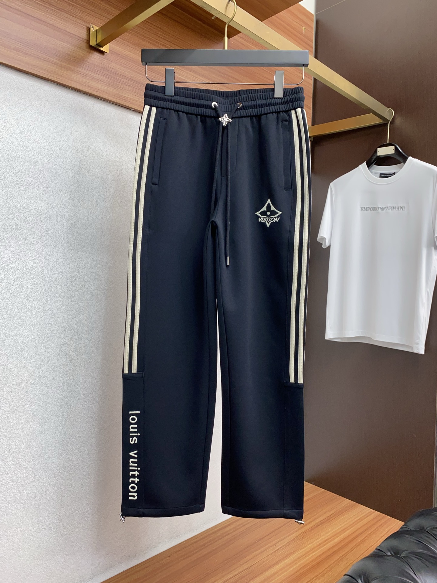 🌾 1v 路易威登 专柜新品同步上市。原单订制高品质时尚休闲裤。超级百搭款。独家定制面料，手感细腻柔软，