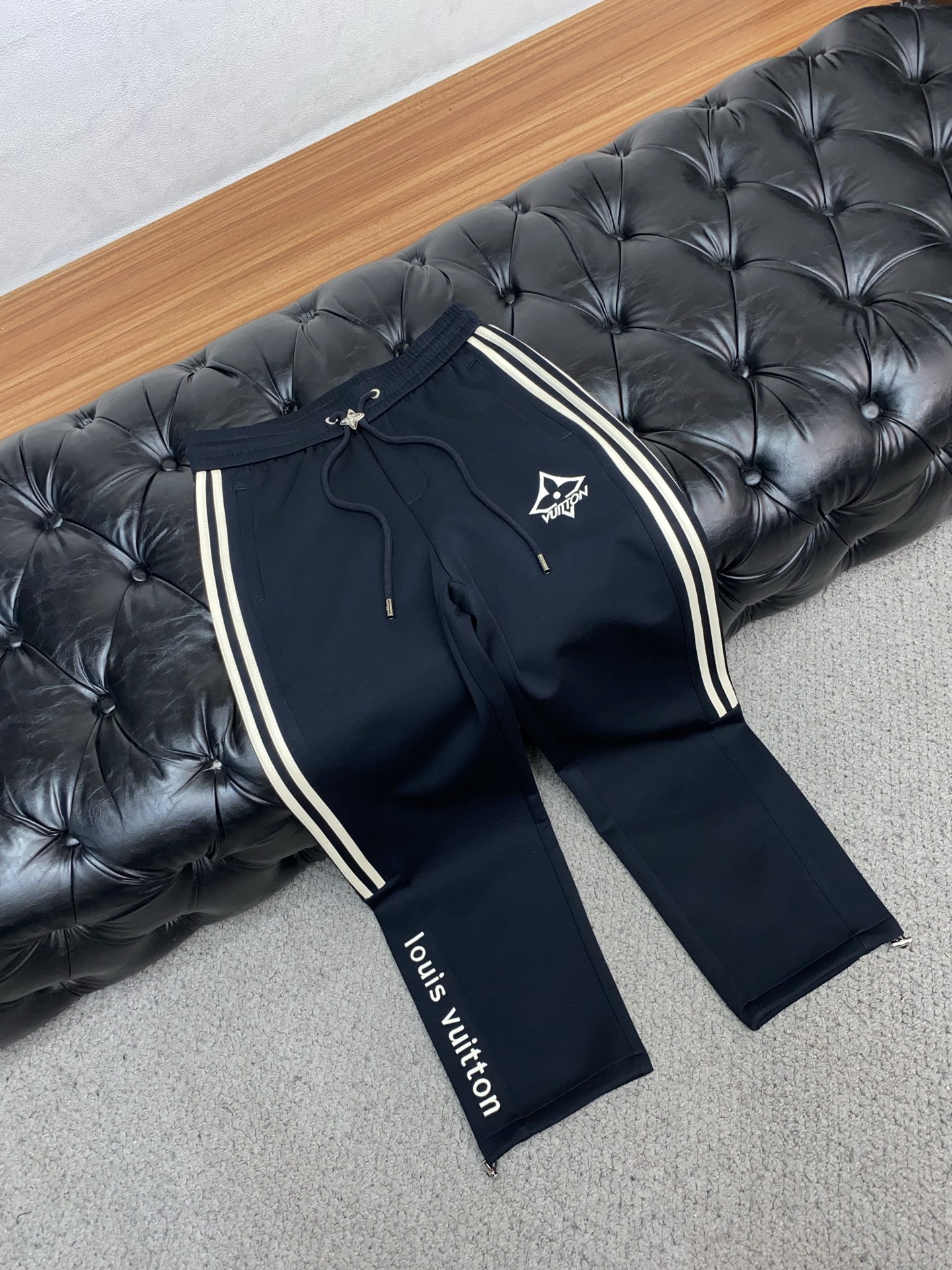 🌾 1v 路易威登 专柜新品同步上市。原单订制高品质时尚休闲裤。超级百搭款。独家定制面料，手感细腻柔软，