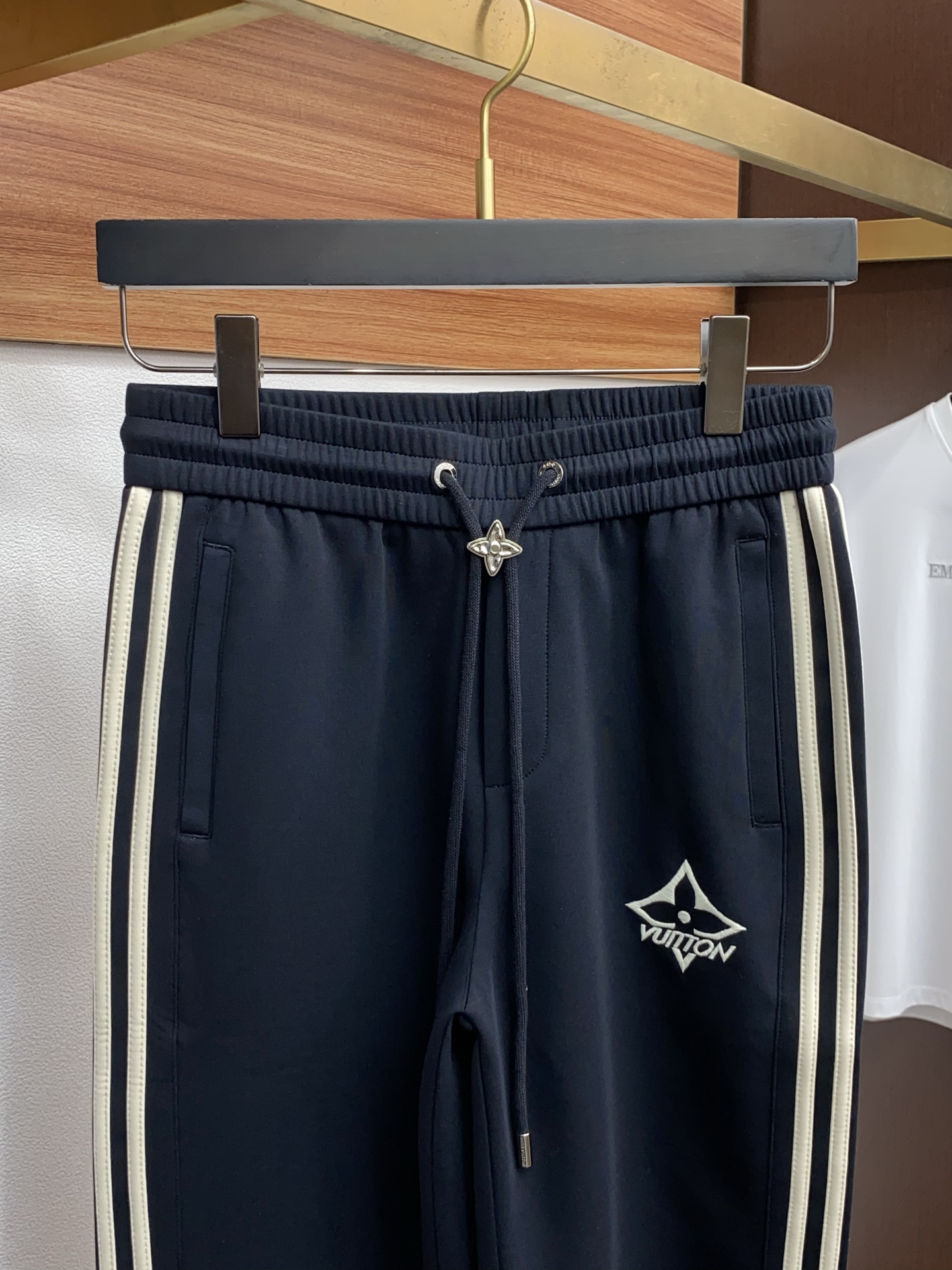 🌾 1v 路易威登 专柜新品同步上市。原单订制高品质时尚休闲裤。超级百搭款。独家定制面料，手感细腻柔软，