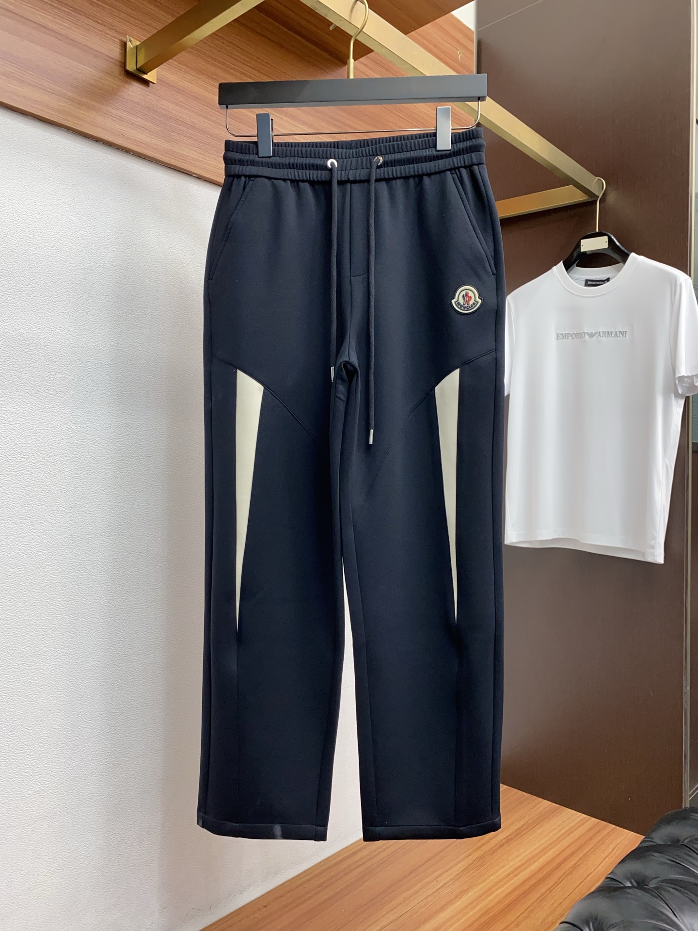 古奇 专柜新品同步上市。原单订制高品质时尚休闲裤。超级百搭款。独家定制面料，手感细腻柔软，贴身舒适，上身