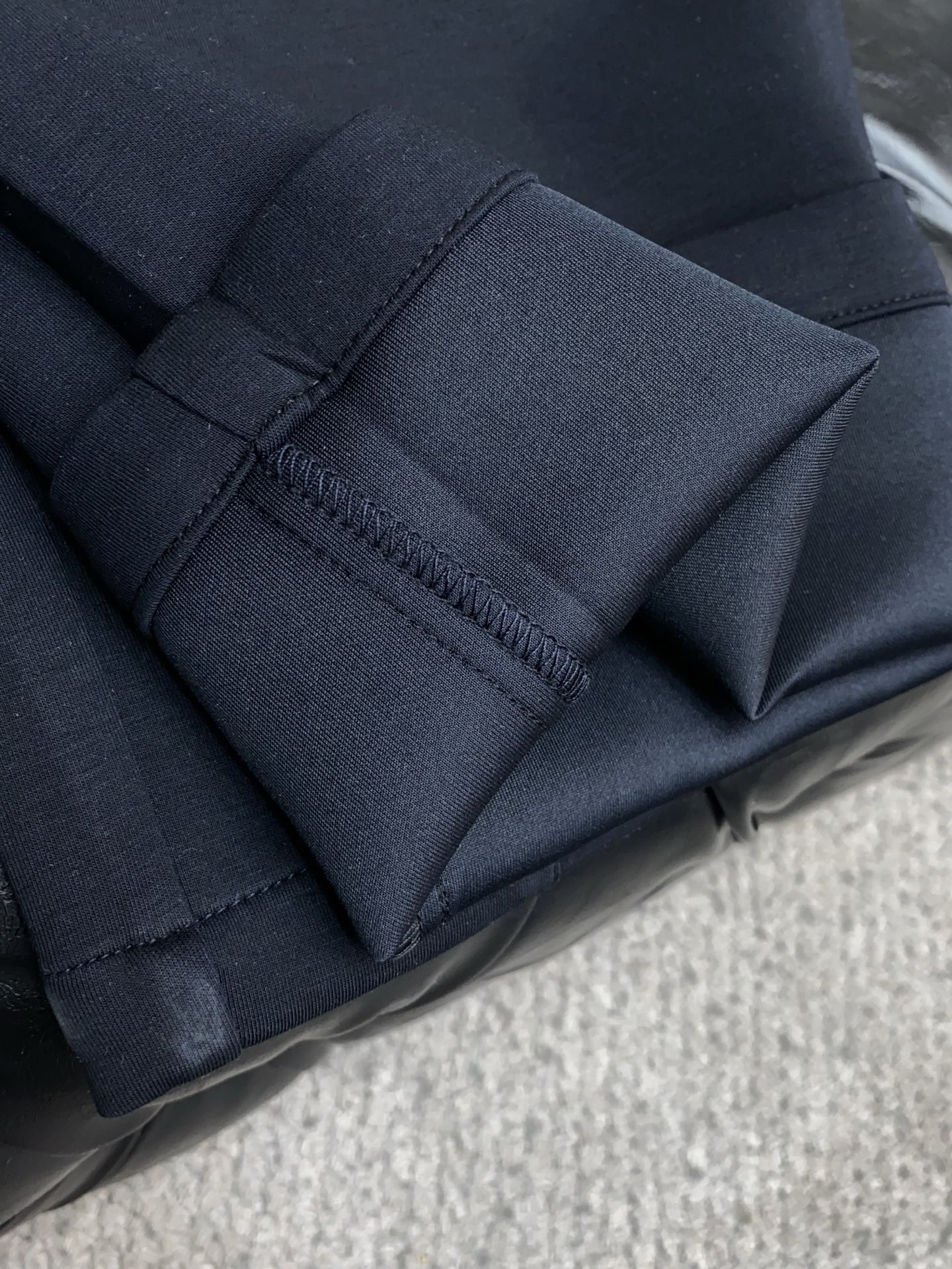 古奇 专柜新品同步上市。原单订制高品质时尚休闲裤。超级百搭款。独家定制面料，手感细腻柔软，贴身舒适，上身