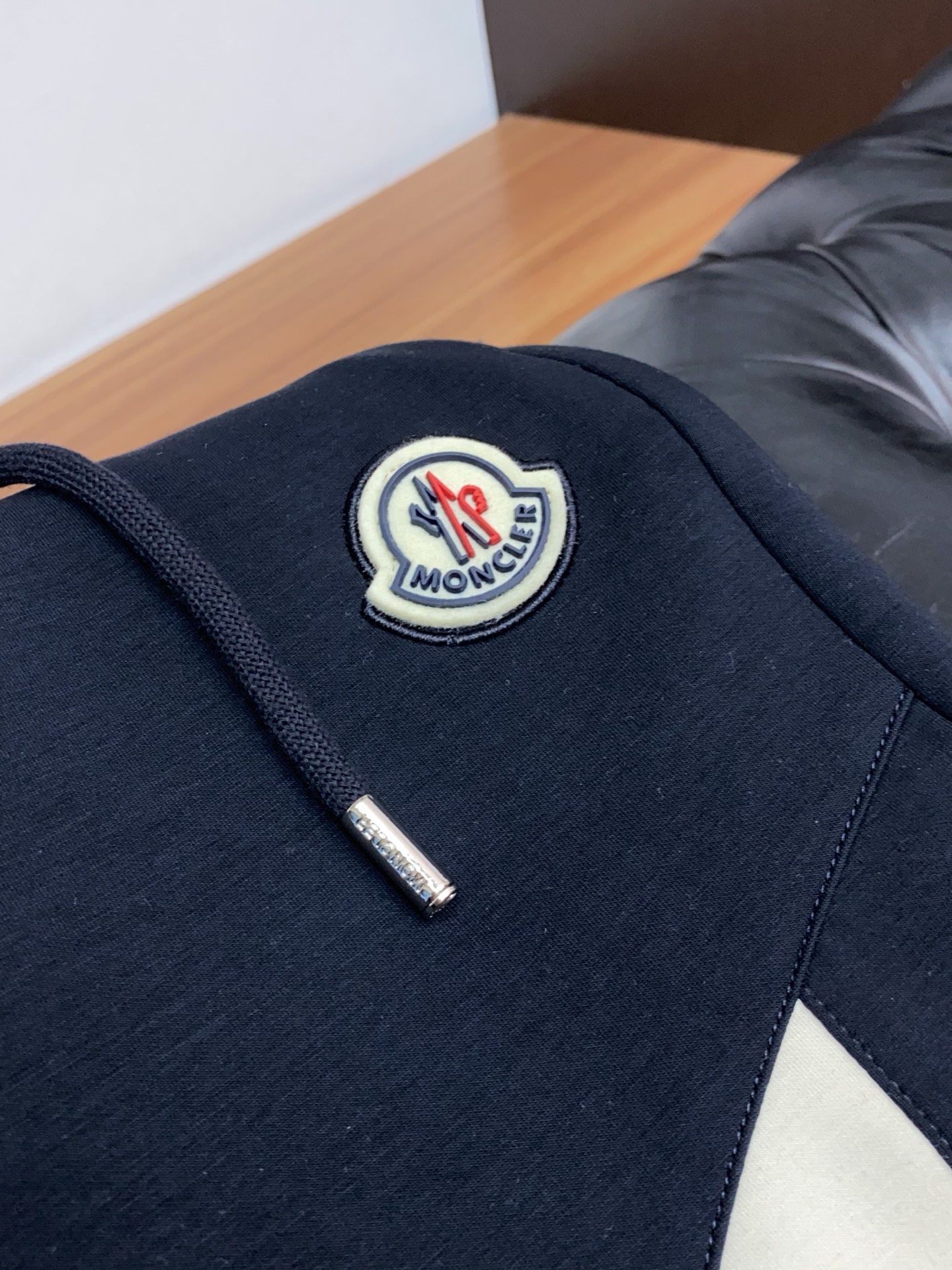 古奇 专柜新品同步上市。原单订制高品质时尚休闲裤。超级百搭款。独家定制面料，手感细腻柔软，贴身舒适，上身