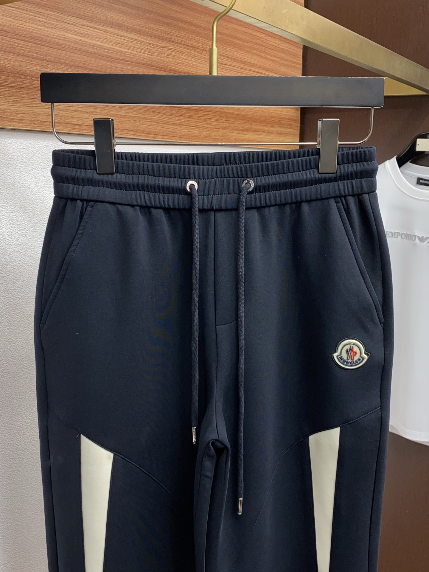 古奇 专柜新品同步上市。原单订制高品质时尚休闲裤。超级百搭款。独家定制面料，手感细腻柔软，贴身舒适，上身