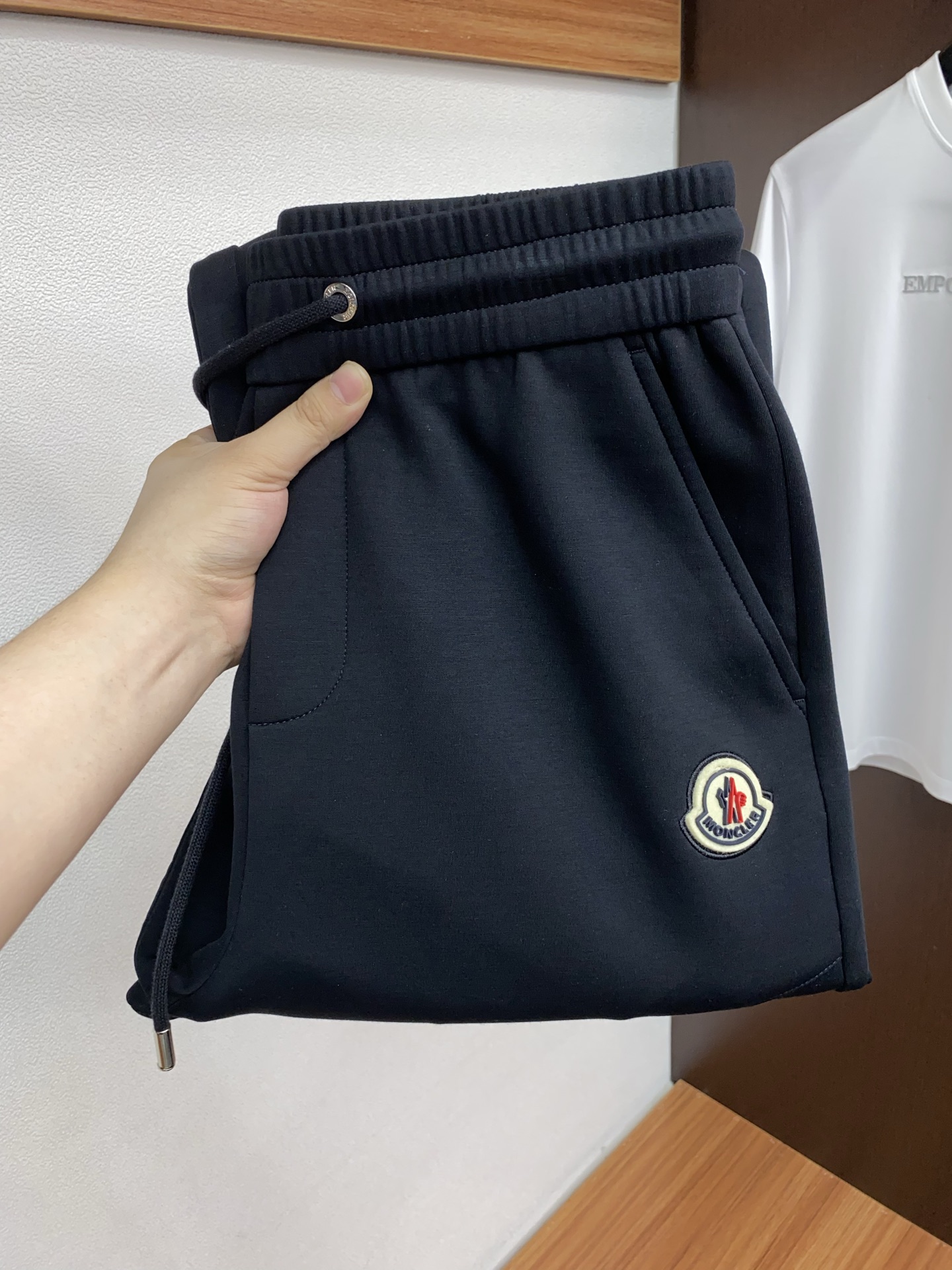 古奇 专柜新品同步上市。原单订制高品质时尚休闲裤。超级百搭款。独家定制面料，手感细腻柔软，贴身舒适，上身