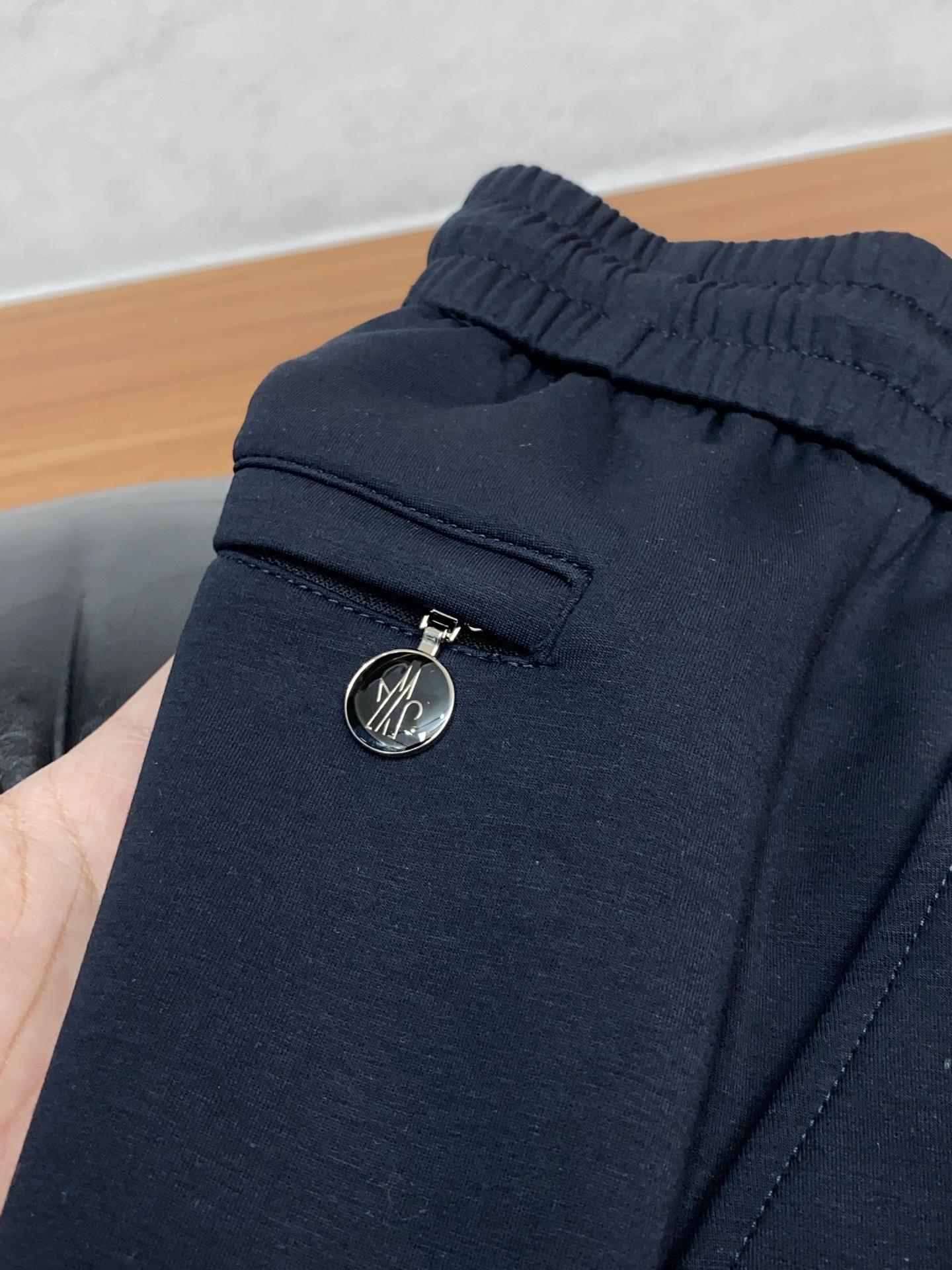 古奇 专柜新品同步上市。原单订制高品质时尚休闲裤。超级百搭款。独家定制面料，手感细腻柔软，贴身舒适，上身