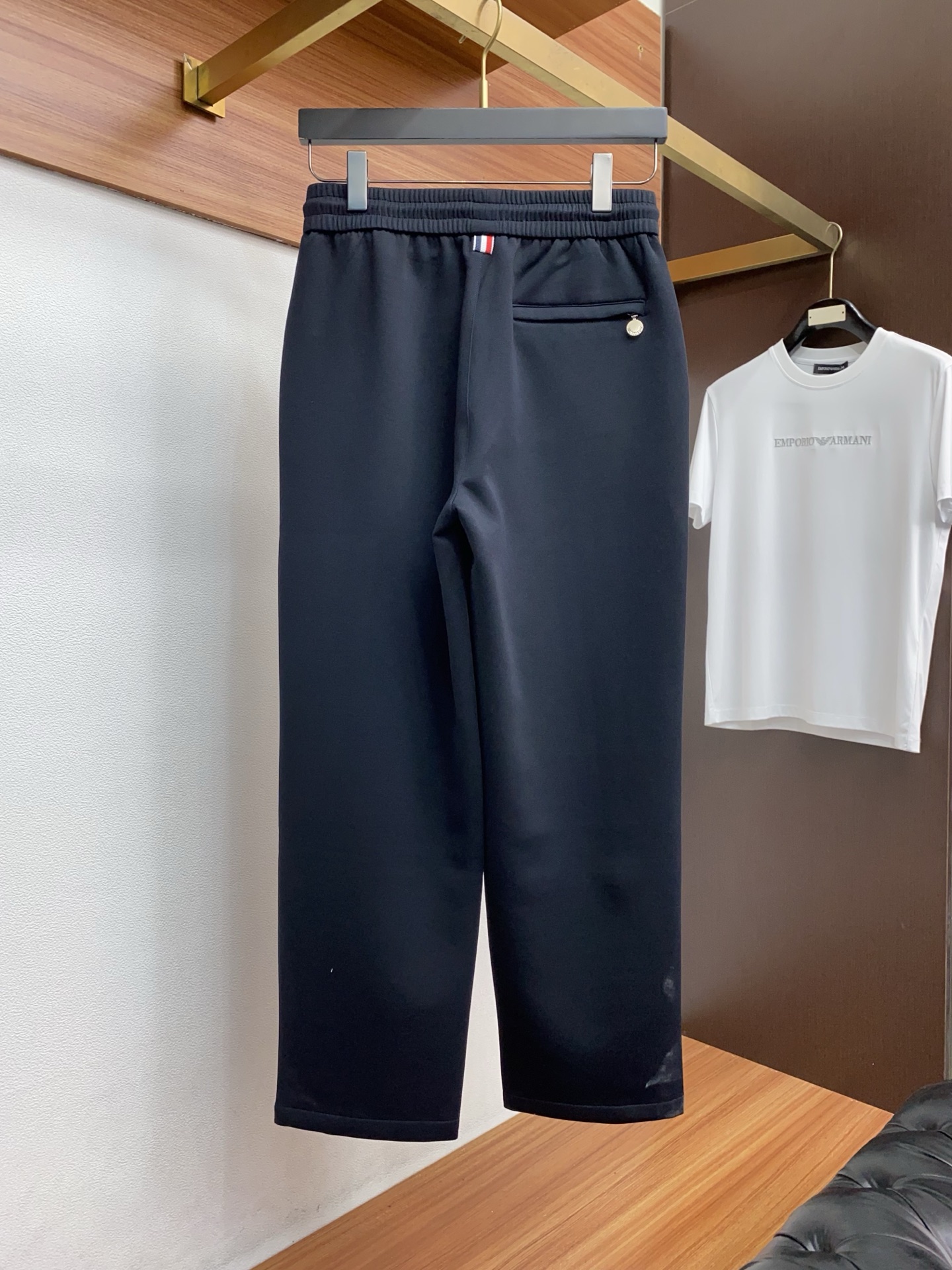 古奇 专柜新品同步上市。原单订制高品质时尚休闲裤。超级百搭款。独家定制面料，手感细腻柔软，贴身舒适，上身