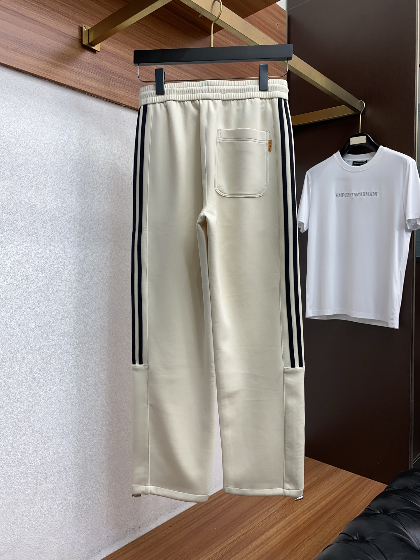 🌾 1v路易威登 专柜新品同步上市。原单订制高品质时尚休闲裤。超级百搭款。独家定制面料，手感细腻柔软，贴