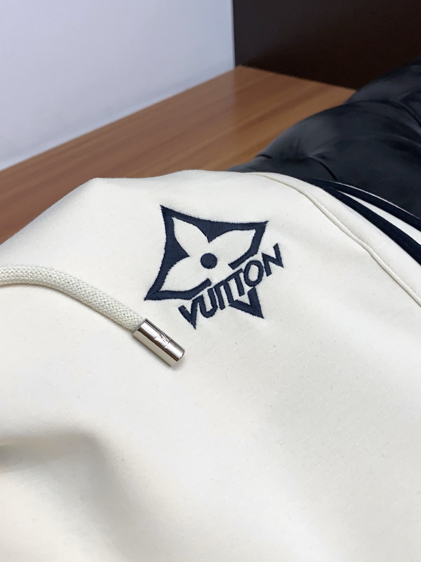 🌾 1v路易威登 专柜新品同步上市。原单订制高品质时尚休闲裤。超级百搭款。独家定制面料，手感细腻柔软，贴