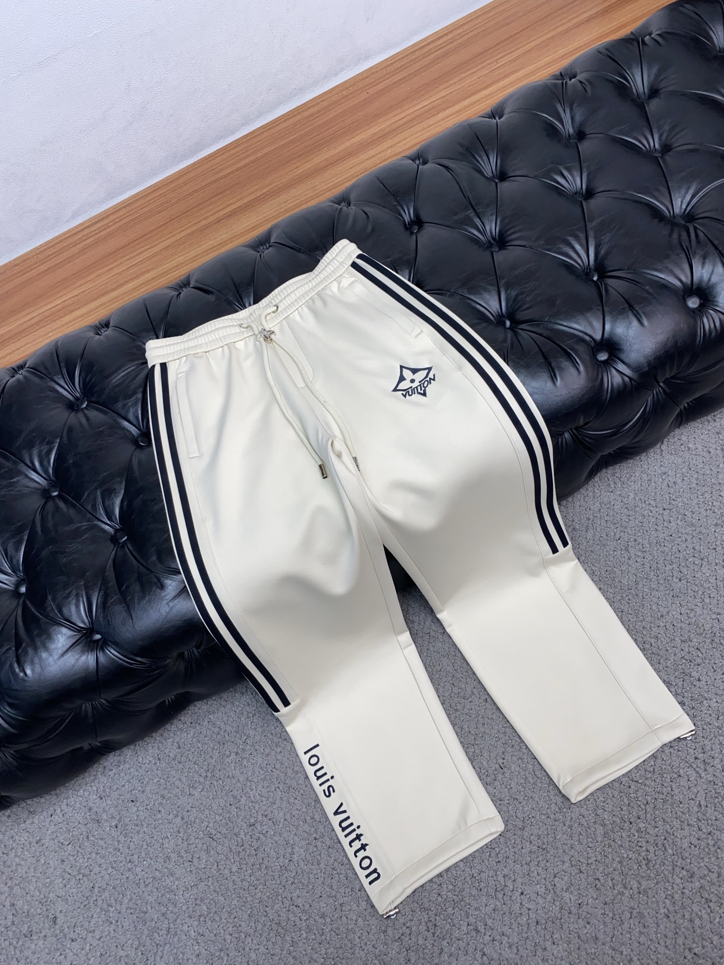 🌾 1v路易威登 专柜新品同步上市。原单订制高品质时尚休闲裤。超级百搭款。独家定制面料，手感细腻柔软，贴