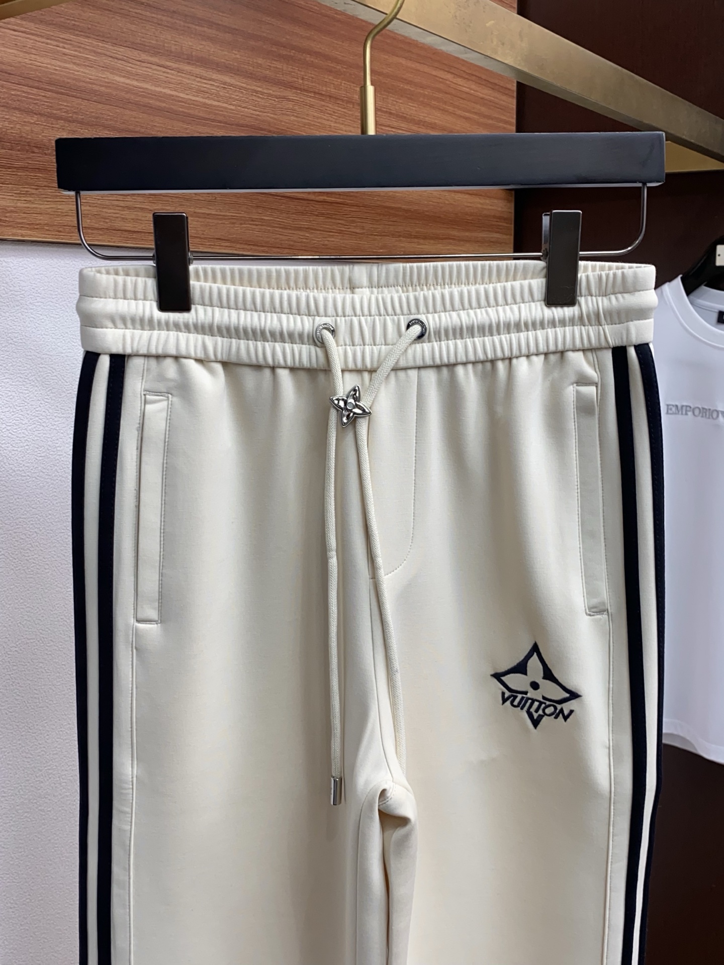 🌾 1v路易威登 专柜新品同步上市。原单订制高品质时尚休闲裤。超级百搭款。独家定制面料，手感细腻柔软，贴