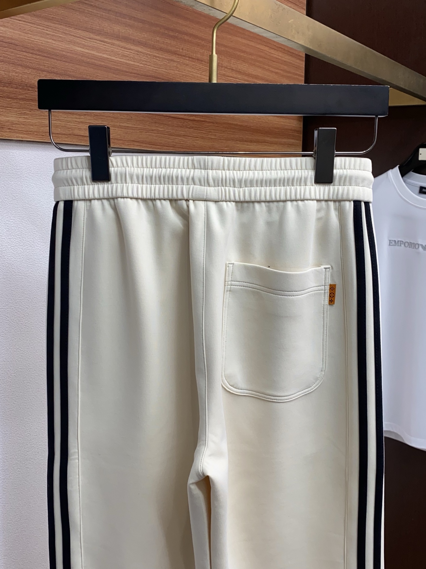 🌾 1v路易威登 专柜新品同步上市。原单订制高品质时尚休闲裤。超级百搭款。独家定制面料，手感细腻柔软，贴