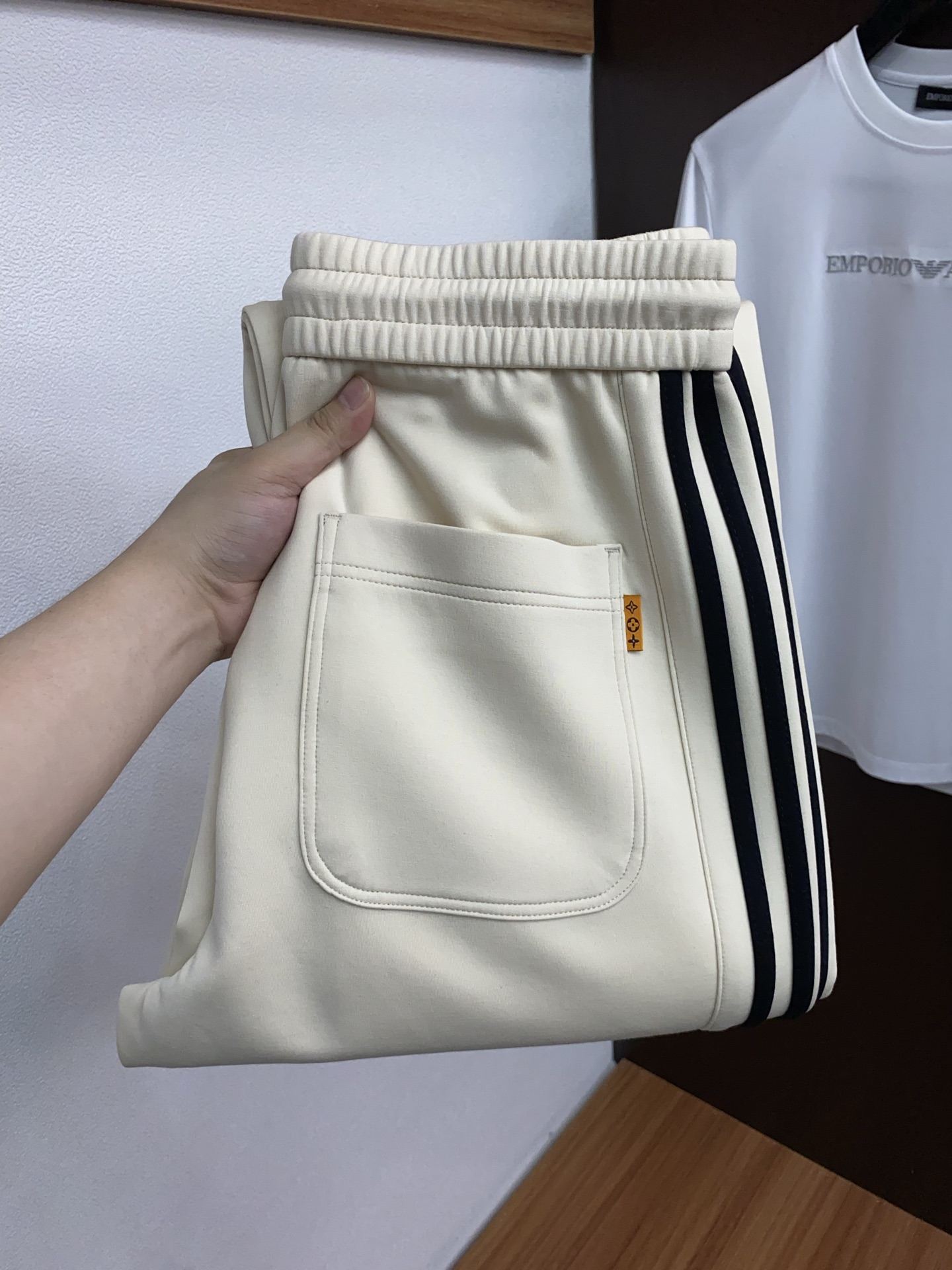 🌾 1v路易威登 专柜新品同步上市。原单订制高品质时尚休闲裤。超级百搭款。独家定制面料，手感细腻柔软，贴