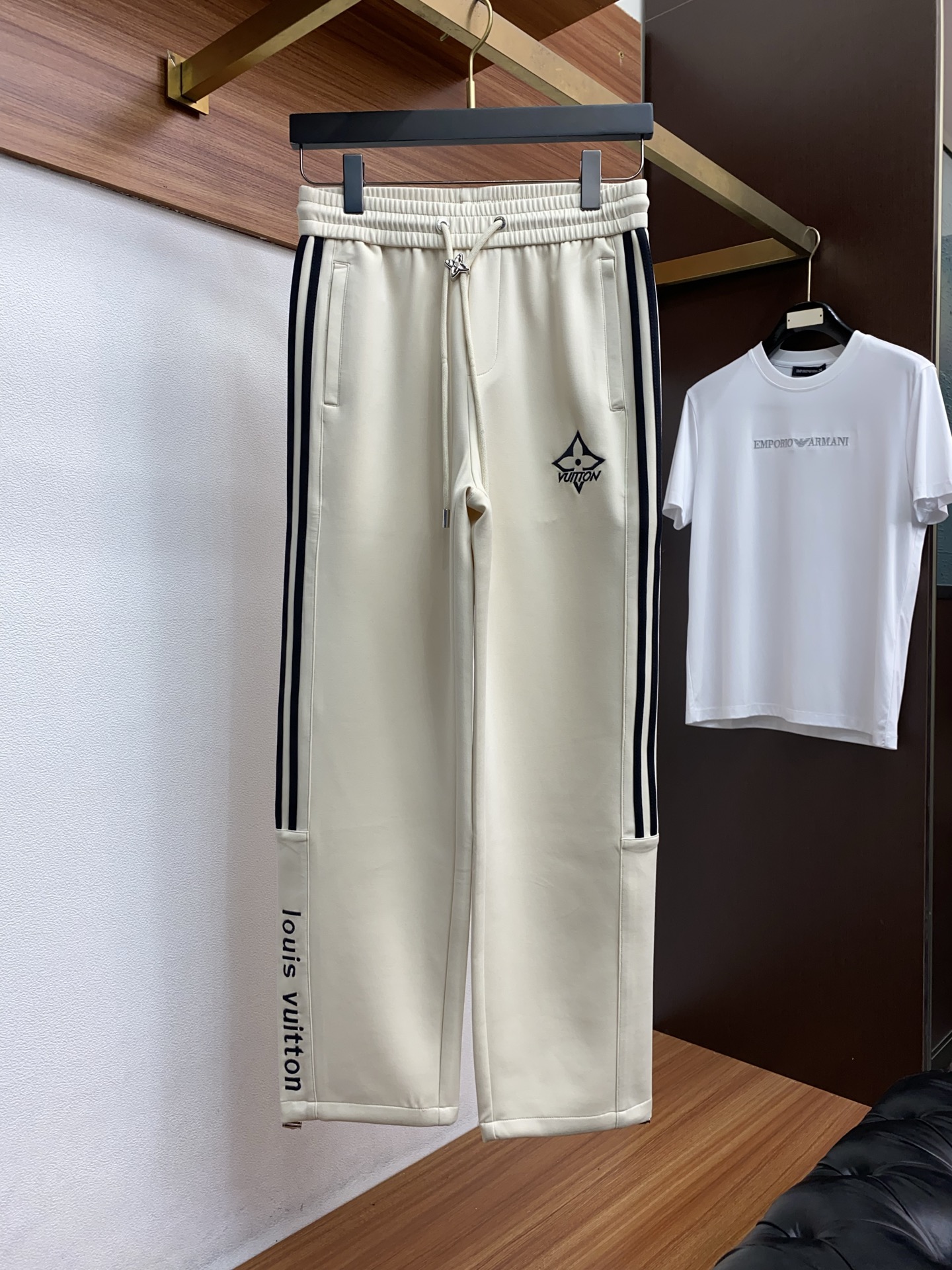 🌾 1v路易威登 专柜新品同步上市。原单订制高品质时尚休闲裤。超级百搭款。独家定制面料，手感细腻柔软，贴