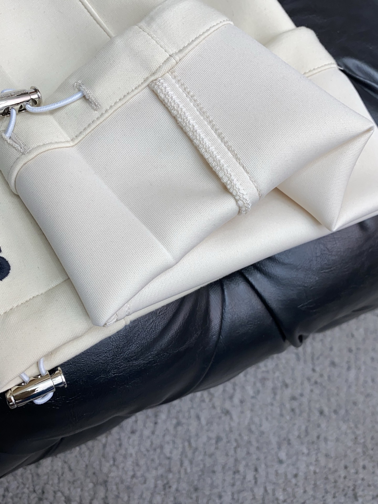 🌾 1v路易威登 专柜新品同步上市。原单订制高品质时尚休闲裤。超级百搭款。独家定制面料，手感细腻柔软，贴