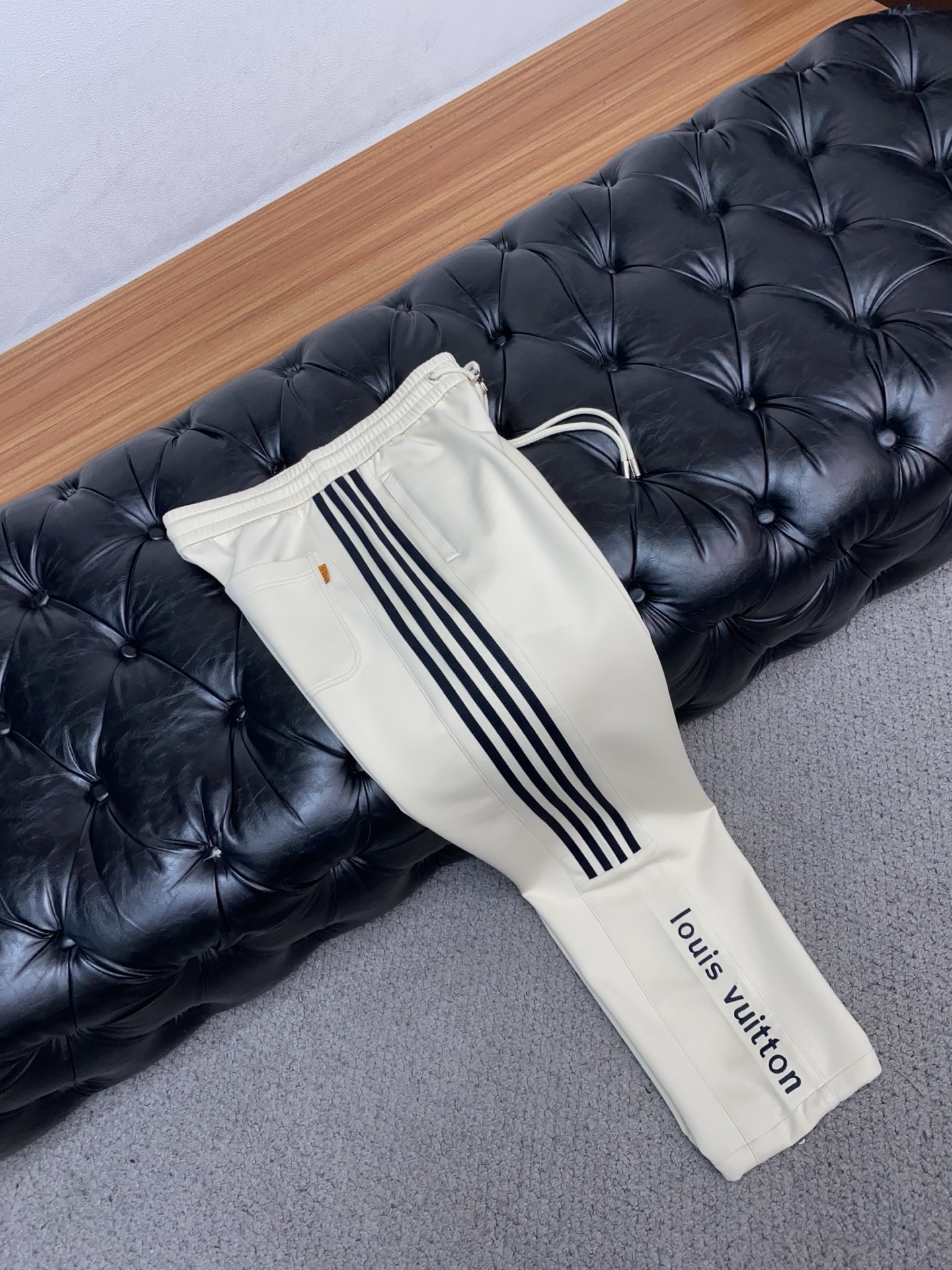 🌾 1v路易威登 专柜新品同步上市。原单订制高品质时尚休闲裤。超级百搭款。独家定制面料，手感细腻柔软，贴