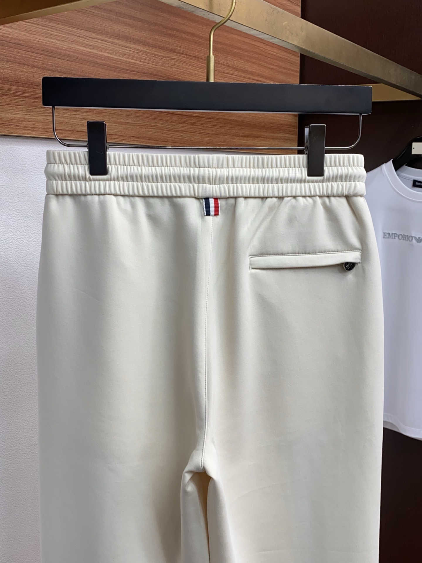 蒙口 专柜新品同步上市。原单订制高品质时尚休闲裤。超级百搭款。独家定制面料，手感细腻柔软，贴身舒适，上身