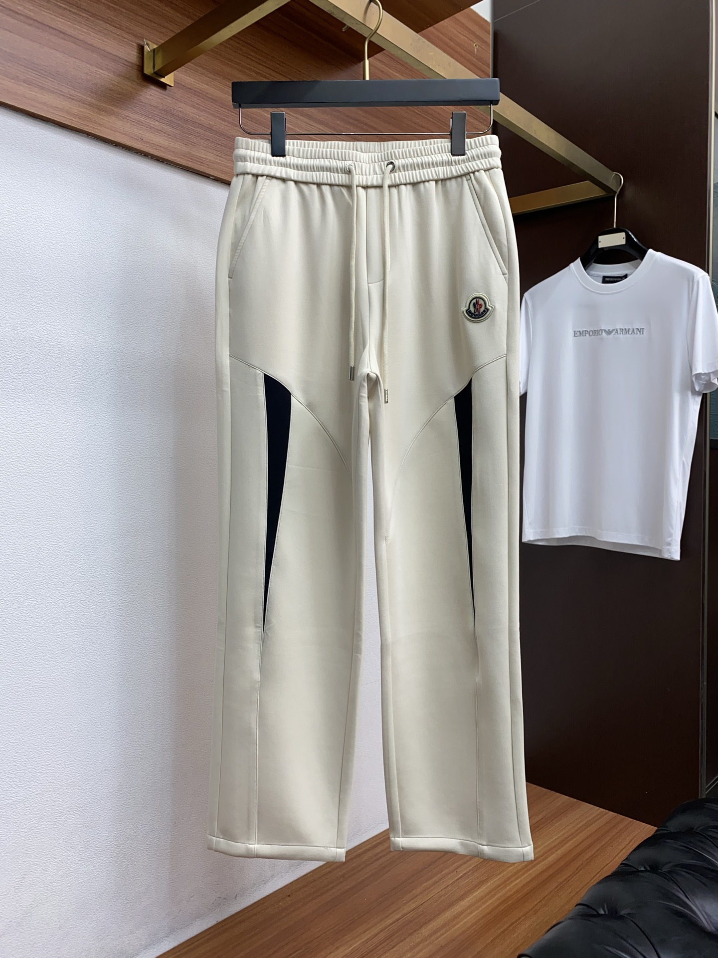 蒙口 专柜新品同步上市。原单订制高品质时尚休闲裤。超级百搭款。独家定制面料，手感细腻柔软，贴身舒适，上身