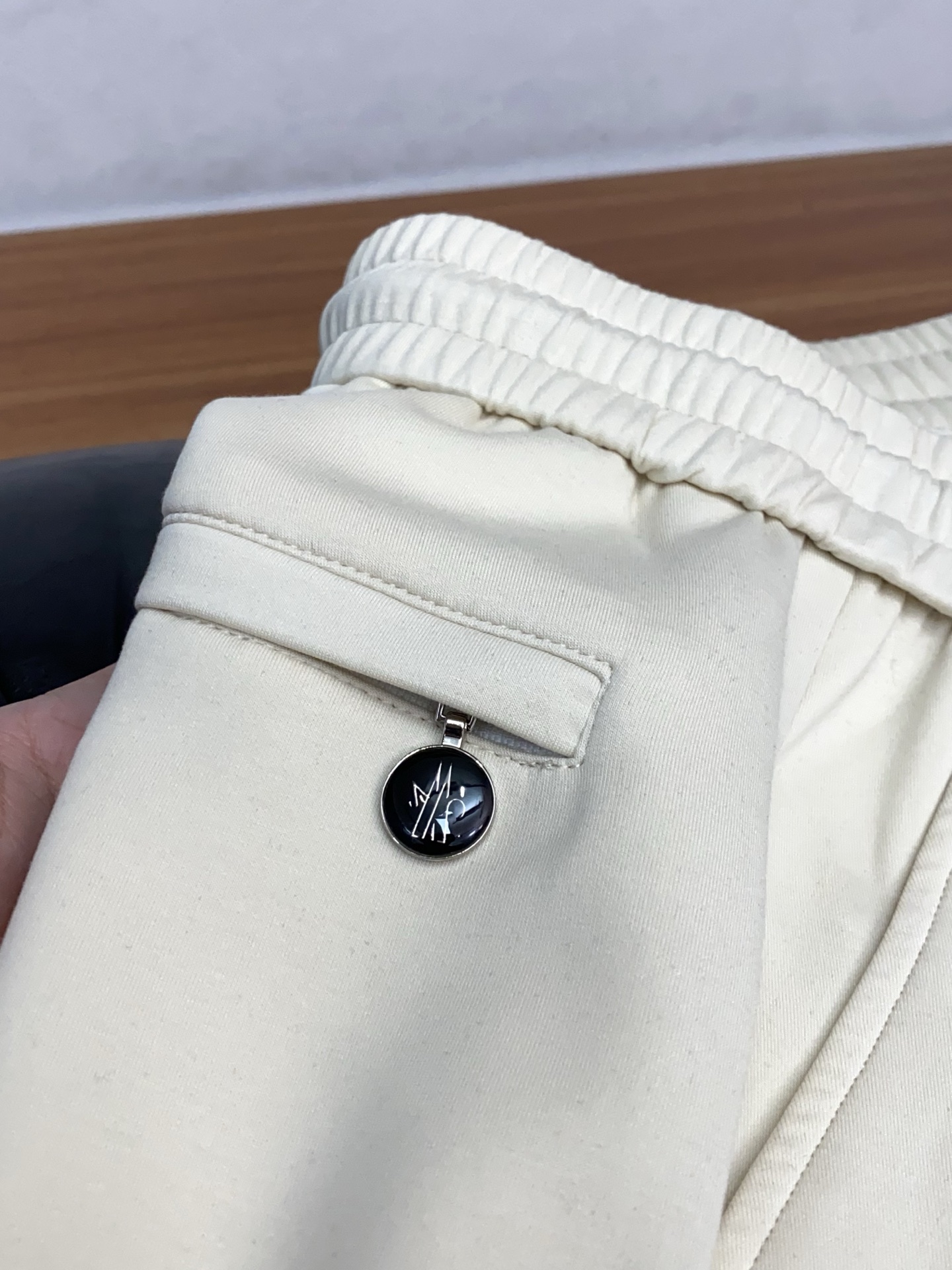 蒙口 专柜新品同步上市。原单订制高品质时尚休闲裤。超级百搭款。独家定制面料，手感细腻柔软，贴身舒适，上身