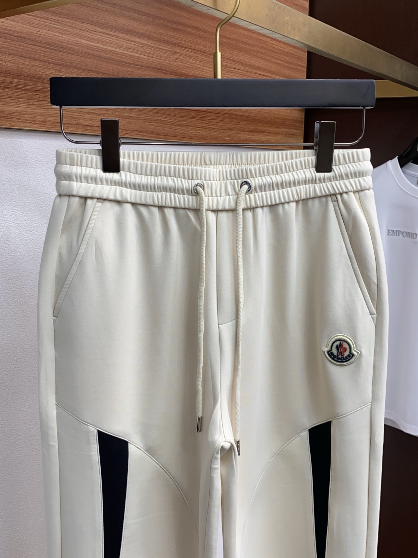 蒙口 专柜新品同步上市。原单订制高品质时尚休闲裤。超级百搭款。独家定制面料，手感细腻柔软，贴身舒适，上身