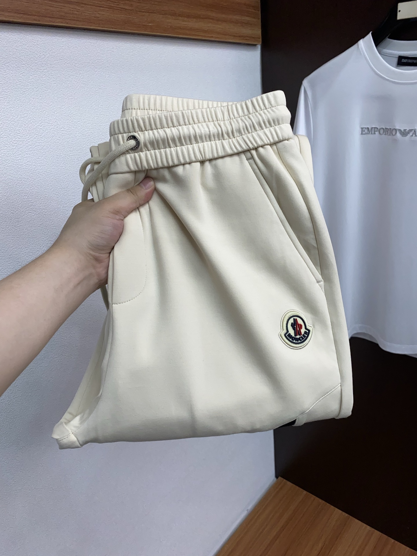 蒙口 专柜新品同步上市。原单订制高品质时尚休闲裤。超级百搭款。独家定制面料，手感细腻柔软，贴身舒适，上身