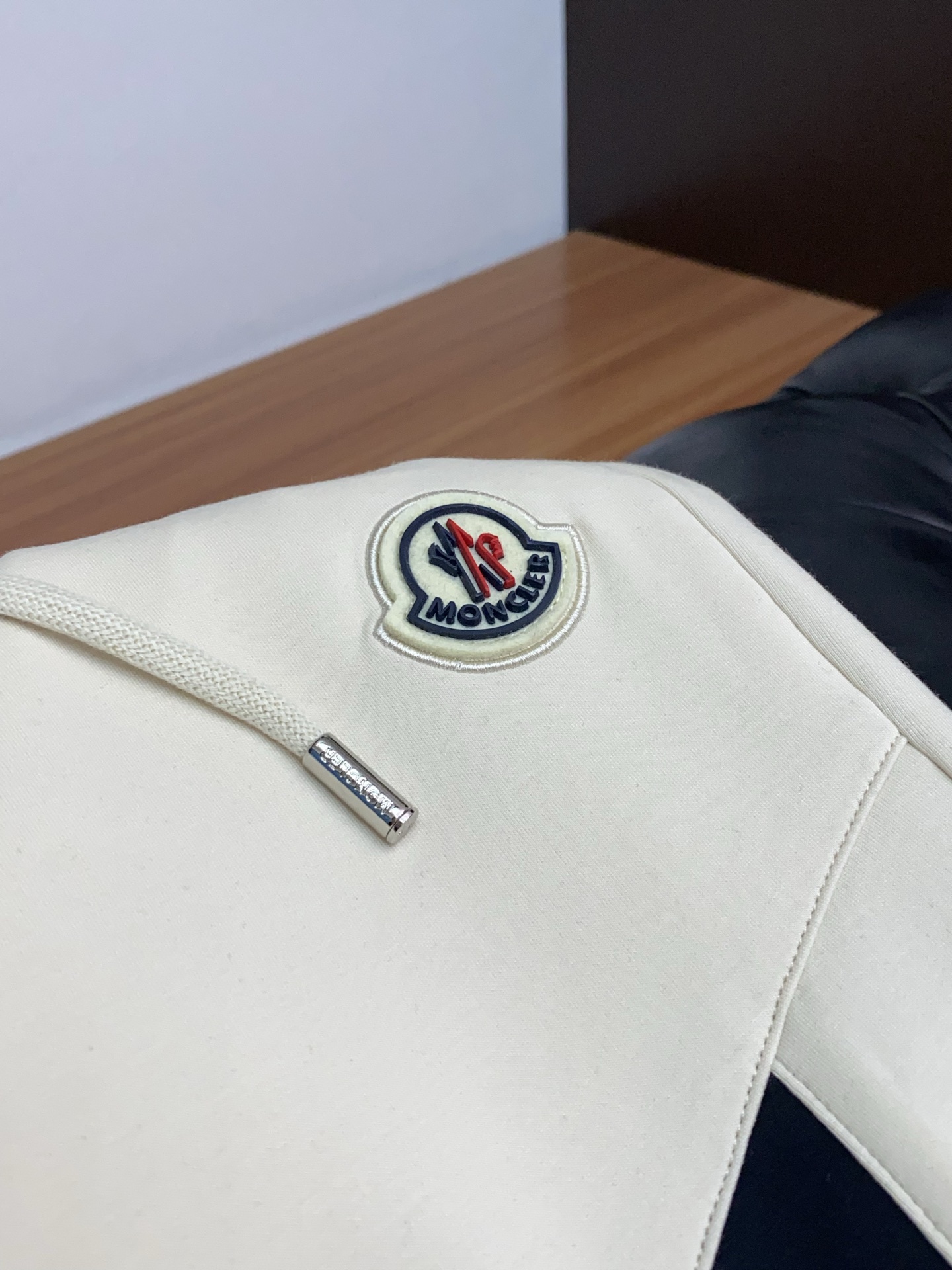 蒙口 专柜新品同步上市。原单订制高品质时尚休闲裤。超级百搭款。独家定制面料，手感细腻柔软，贴身舒适，上身