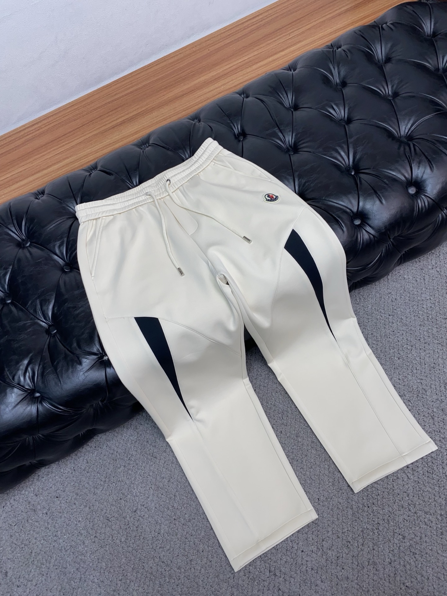 蒙口 专柜新品同步上市。原单订制高品质时尚休闲裤。超级百搭款。独家定制面料，手感细腻柔软，贴身舒适，上身