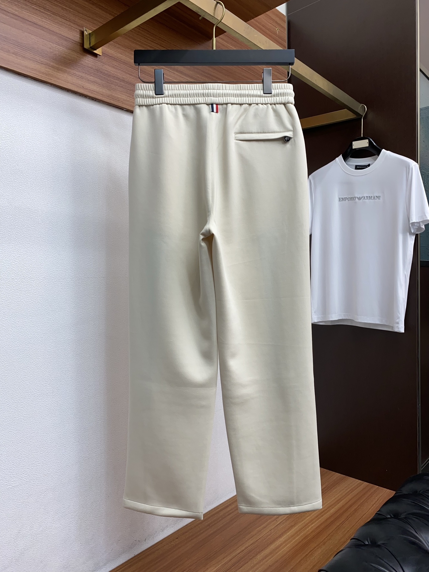 蒙口 专柜新品同步上市。原单订制高品质时尚休闲裤。超级百搭款。独家定制面料，手感细腻柔软，贴身舒适，上身