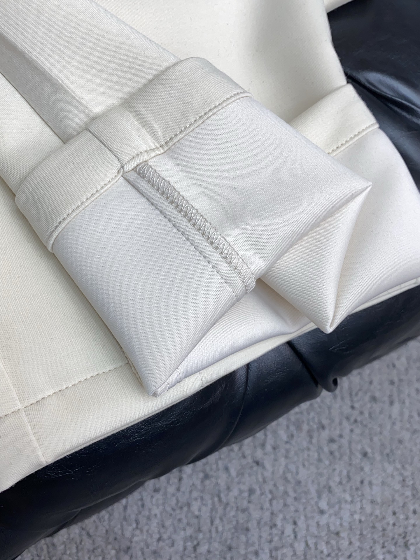 蒙口 专柜新品同步上市。原单订制高品质时尚休闲裤。超级百搭款。独家定制面料，手感细腻柔软，贴身舒适，上身