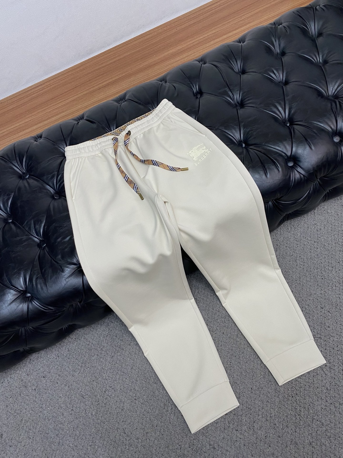 巴宝莉 专柜新品同步上市。原单订制高品质时尚休闲裤。超级百搭款。独家定制面料，手感细腻柔软，贴身舒适，上