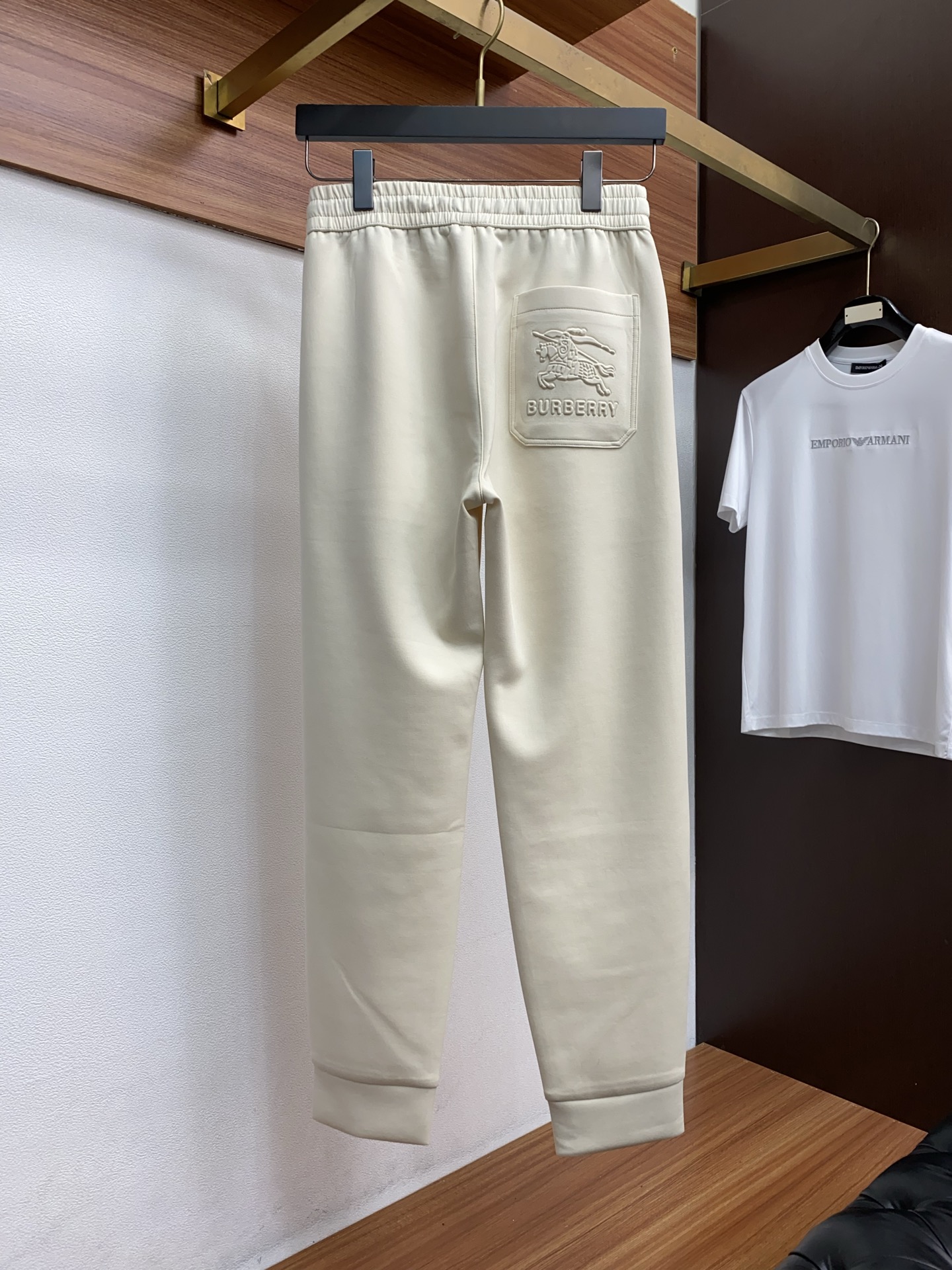 巴宝莉 专柜新品同步上市。原单订制高品质时尚休闲裤。超级百搭款。独家定制面料，手感细腻柔软，贴身舒适，上