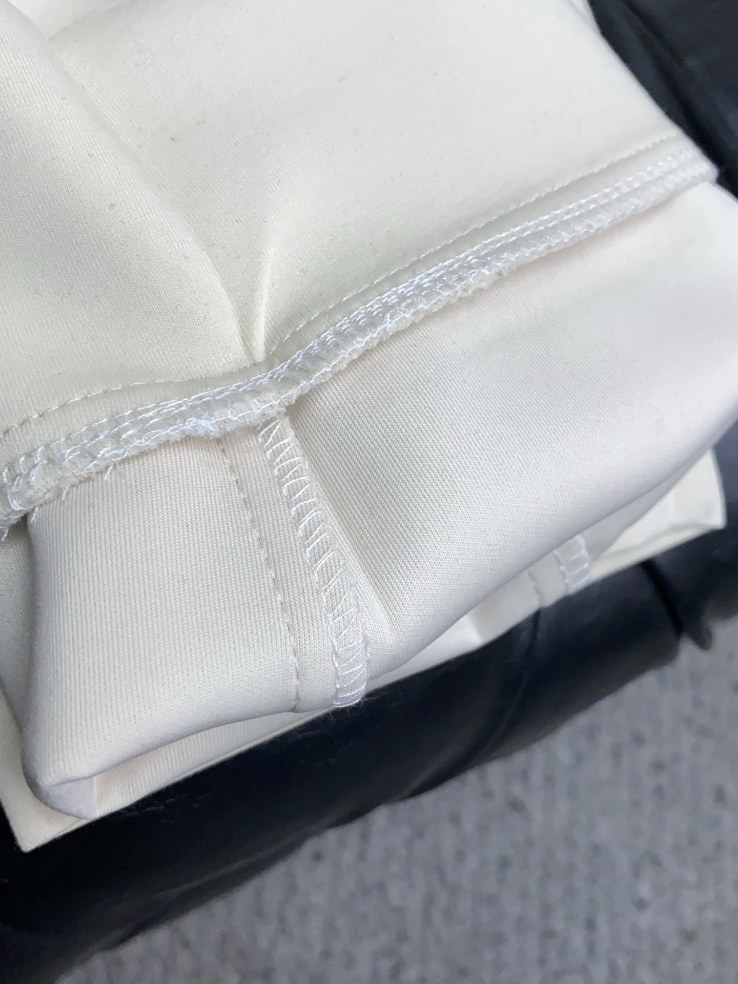 巴宝莉 专柜新品同步上市。原单订制高品质时尚休闲裤。超级百搭款。独家定制面料，手感细腻柔软，贴身舒适，上