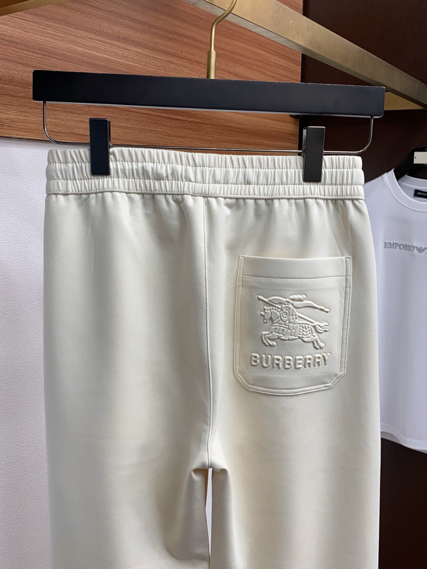 巴宝莉 专柜新品同步上市。原单订制高品质时尚休闲裤。超级百搭款。独家定制面料，手感细腻柔软，贴身舒适，上