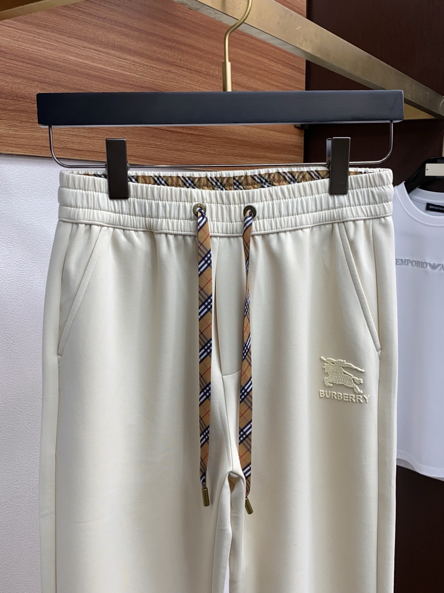 巴宝莉 专柜新品同步上市。原单订制高品质时尚休闲裤。超级百搭款。独家定制面料，手感细腻柔软，贴身舒适，上