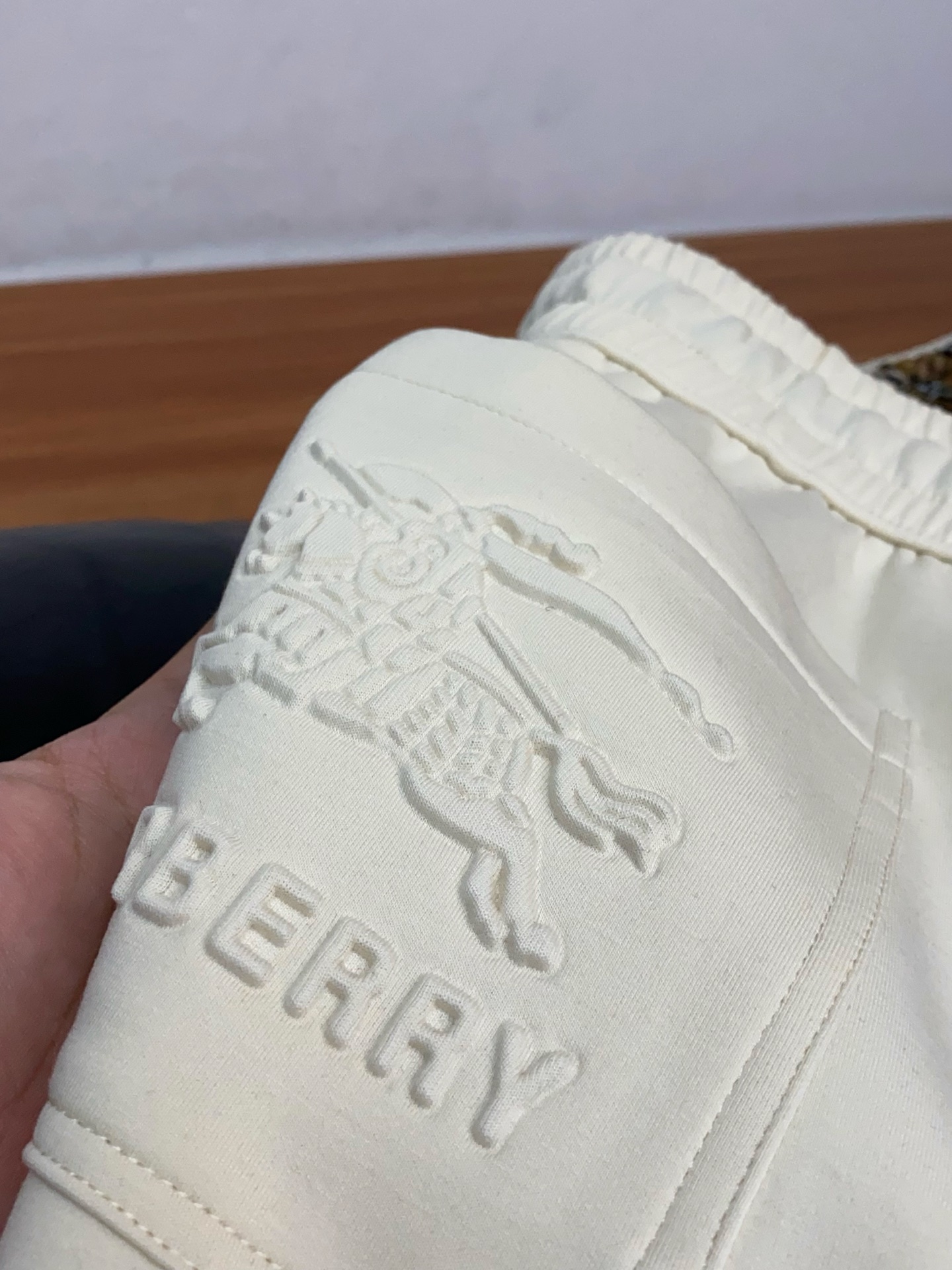 巴宝莉 专柜新品同步上市。原单订制高品质时尚休闲裤。超级百搭款。独家定制面料，手感细腻柔软，贴身舒适，上