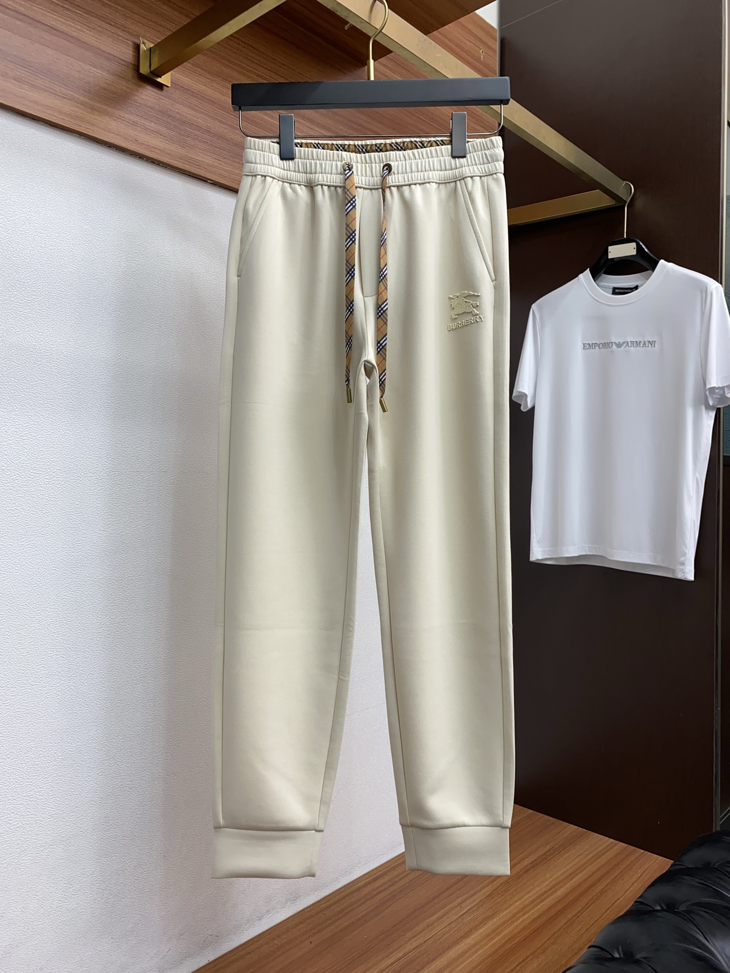 巴宝莉 专柜新品同步上市。原单订制高品质时尚休闲裤。超级百搭款。独家定制面料，手感细腻柔软，贴身舒适，上