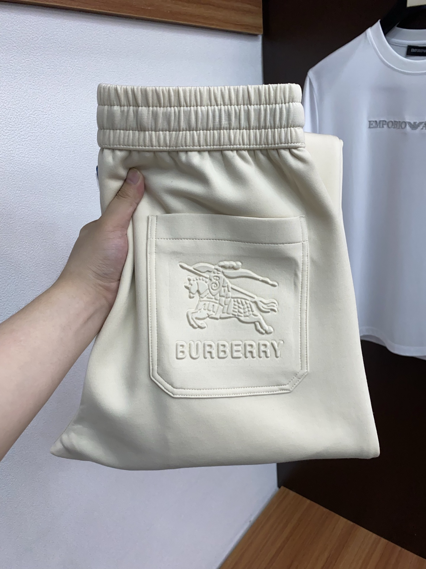 。🩵巴宝莉 专柜新品同步上市。原单订制高品质时尚休闲裤。超级百搭款。独家定制面料，手感细腻柔软，贴身舒适