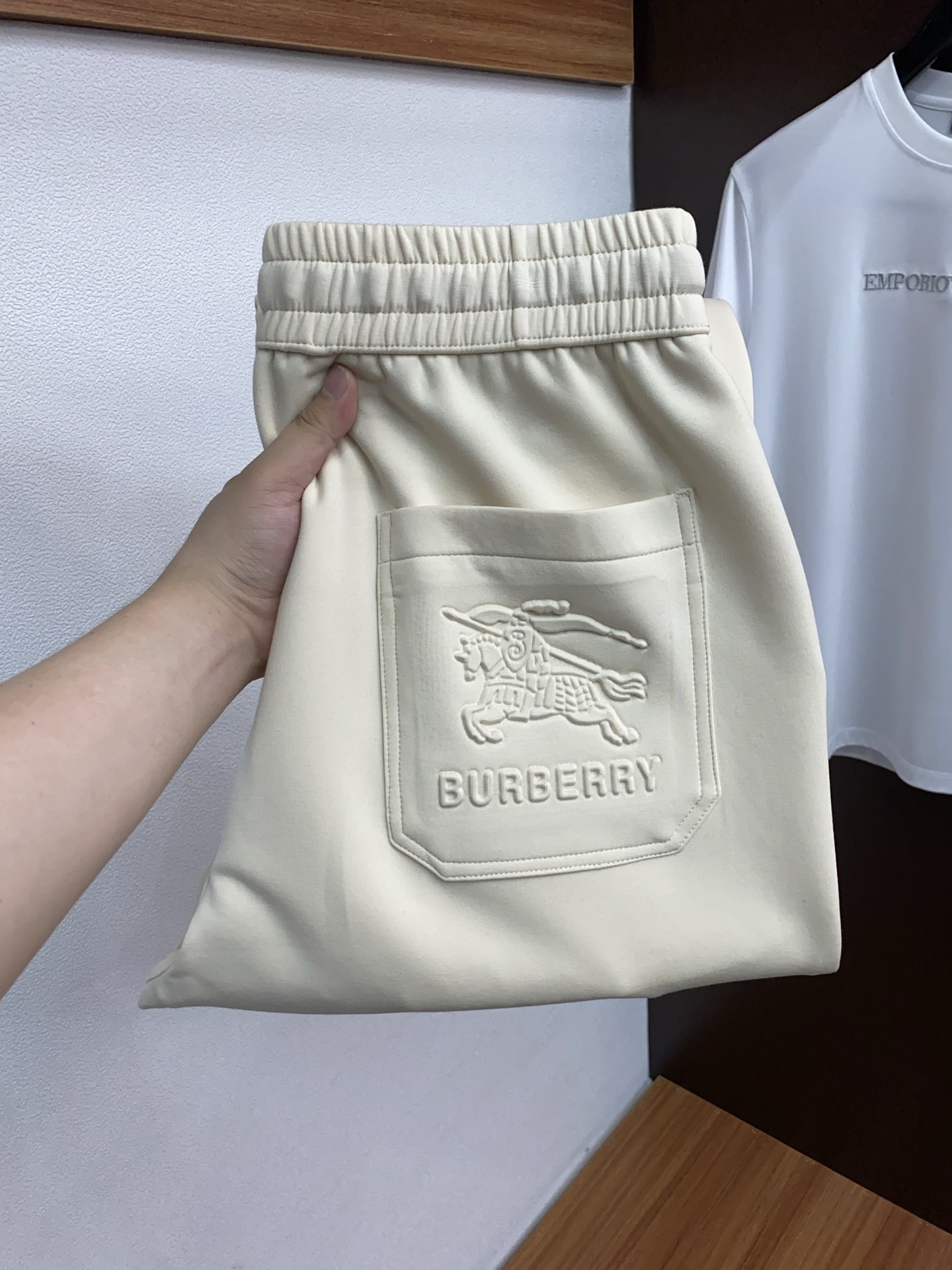 。 巴宝莉 专柜新品同步上市。原单订制高品质时尚休闲裤。超级百搭款。独家定制面料，手感细腻柔软，贴身舒适