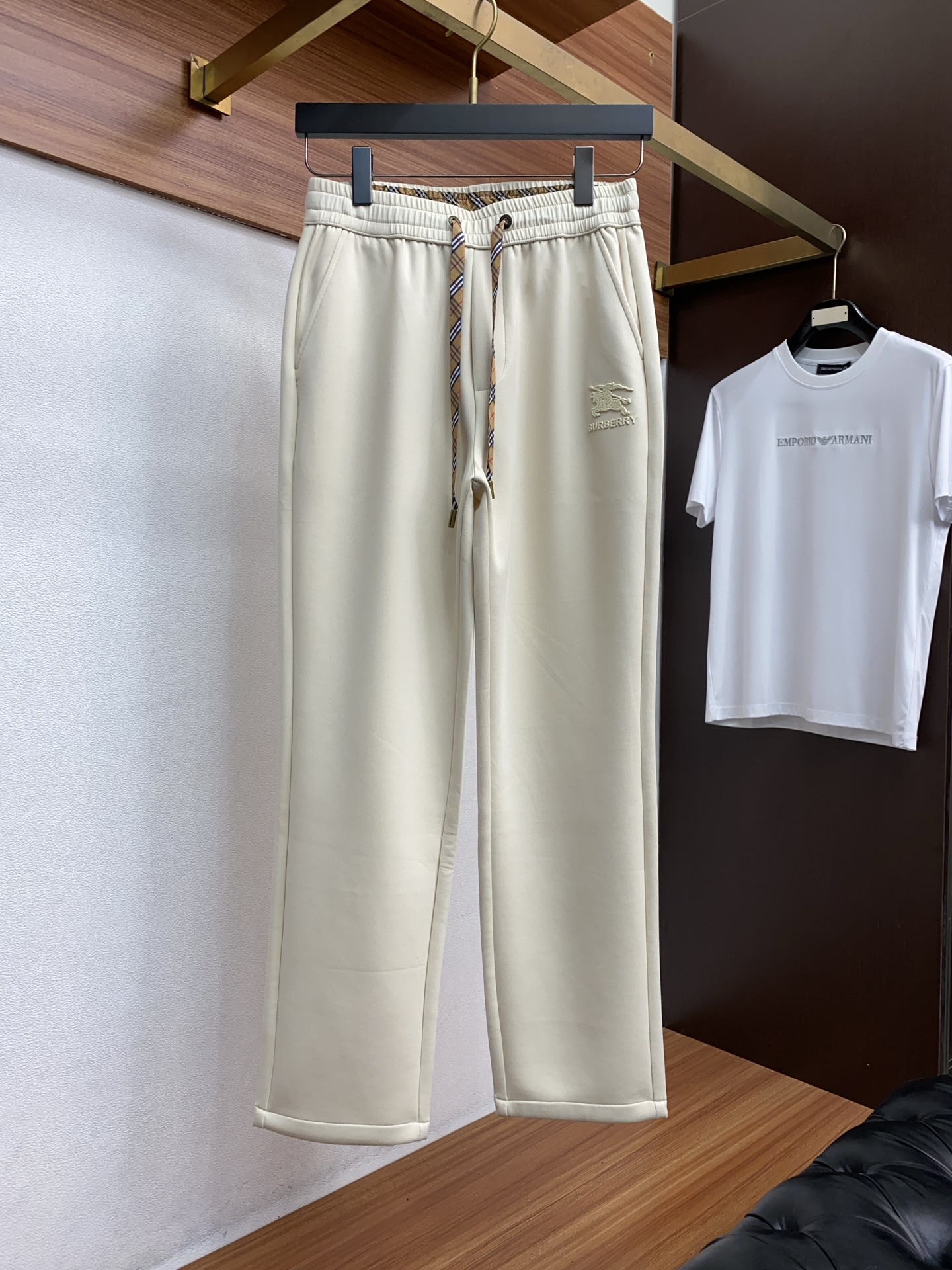 。 巴宝莉 专柜新品同步上市。原单订制高品质时尚休闲裤。超级百搭款。独家定制面料，手感细腻柔软，贴身舒适