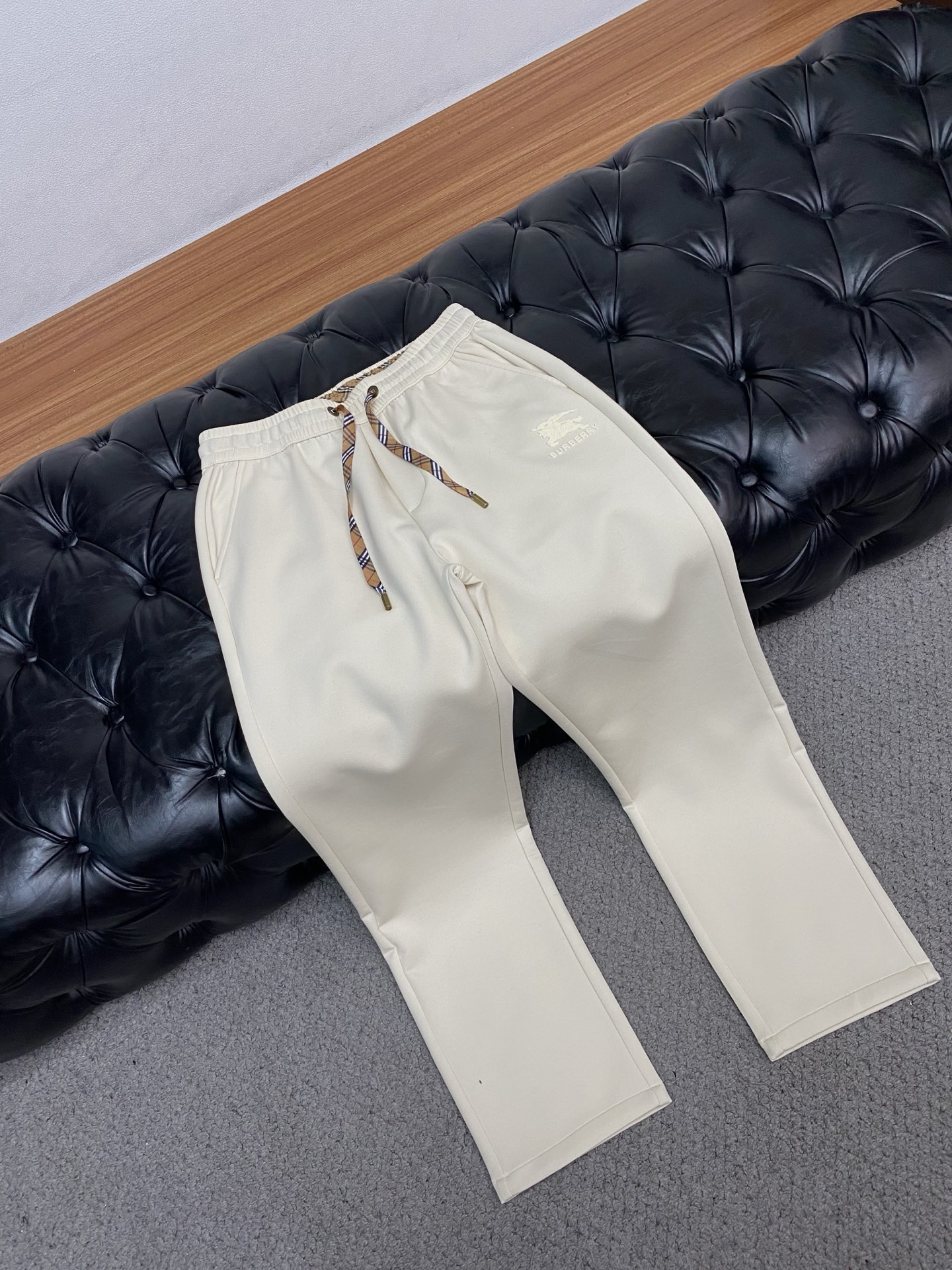 。 巴宝莉 专柜新品同步上市。原单订制高品质时尚休闲裤。超级百搭款。独家定制面料，手感细腻柔软，贴身舒适