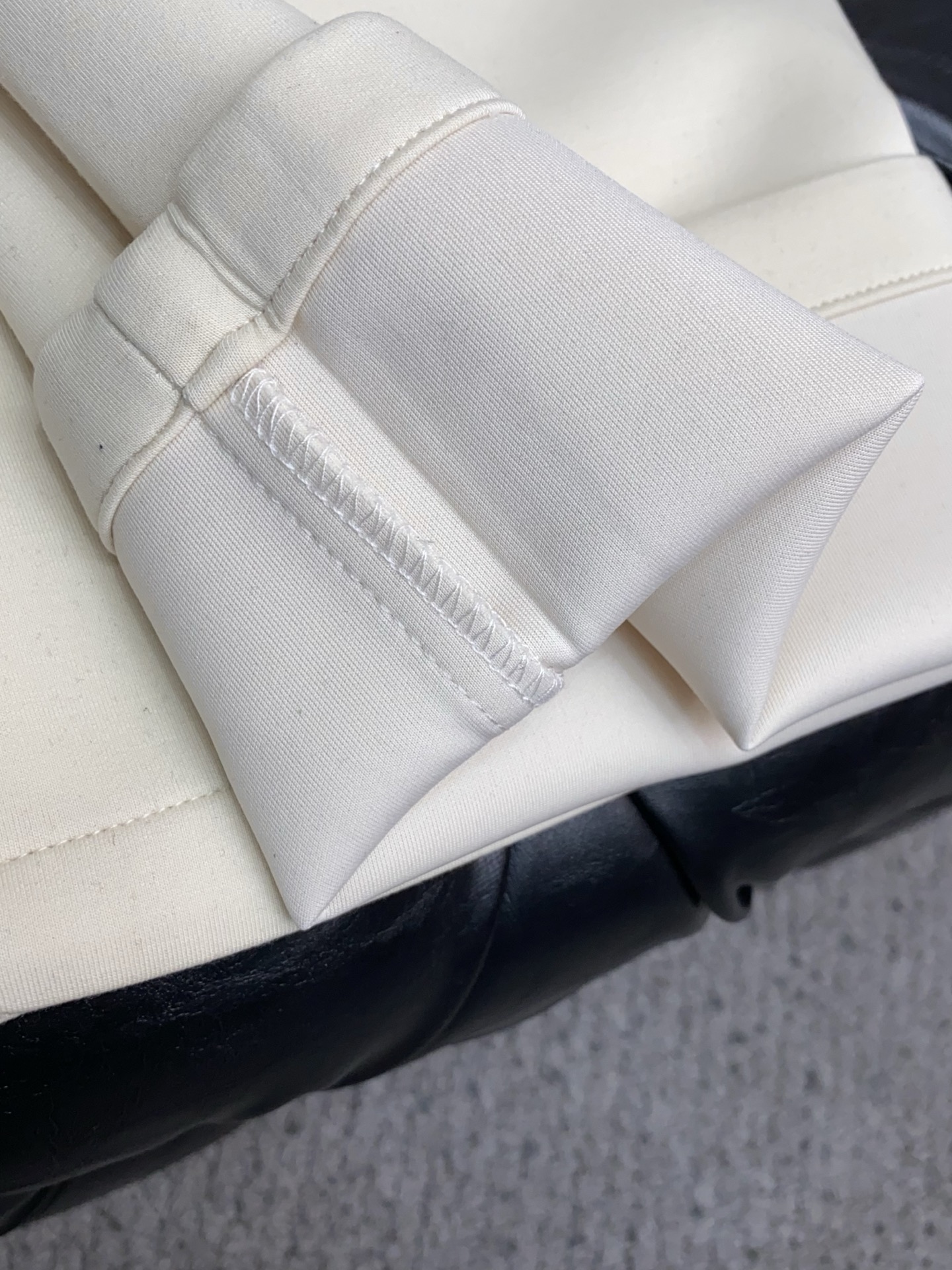 。 巴宝莉 专柜新品同步上市。原单订制高品质时尚休闲裤。超级百搭款。独家定制面料，手感细腻柔软，贴身舒适