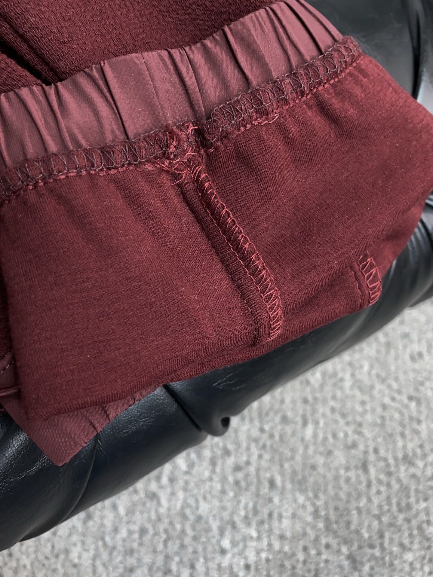 。🩵普拉达 专柜新品同步上市。原单订制高品质时尚休闲裤。超级百搭款。独家定制面料，手感细腻柔软，贴身舒适