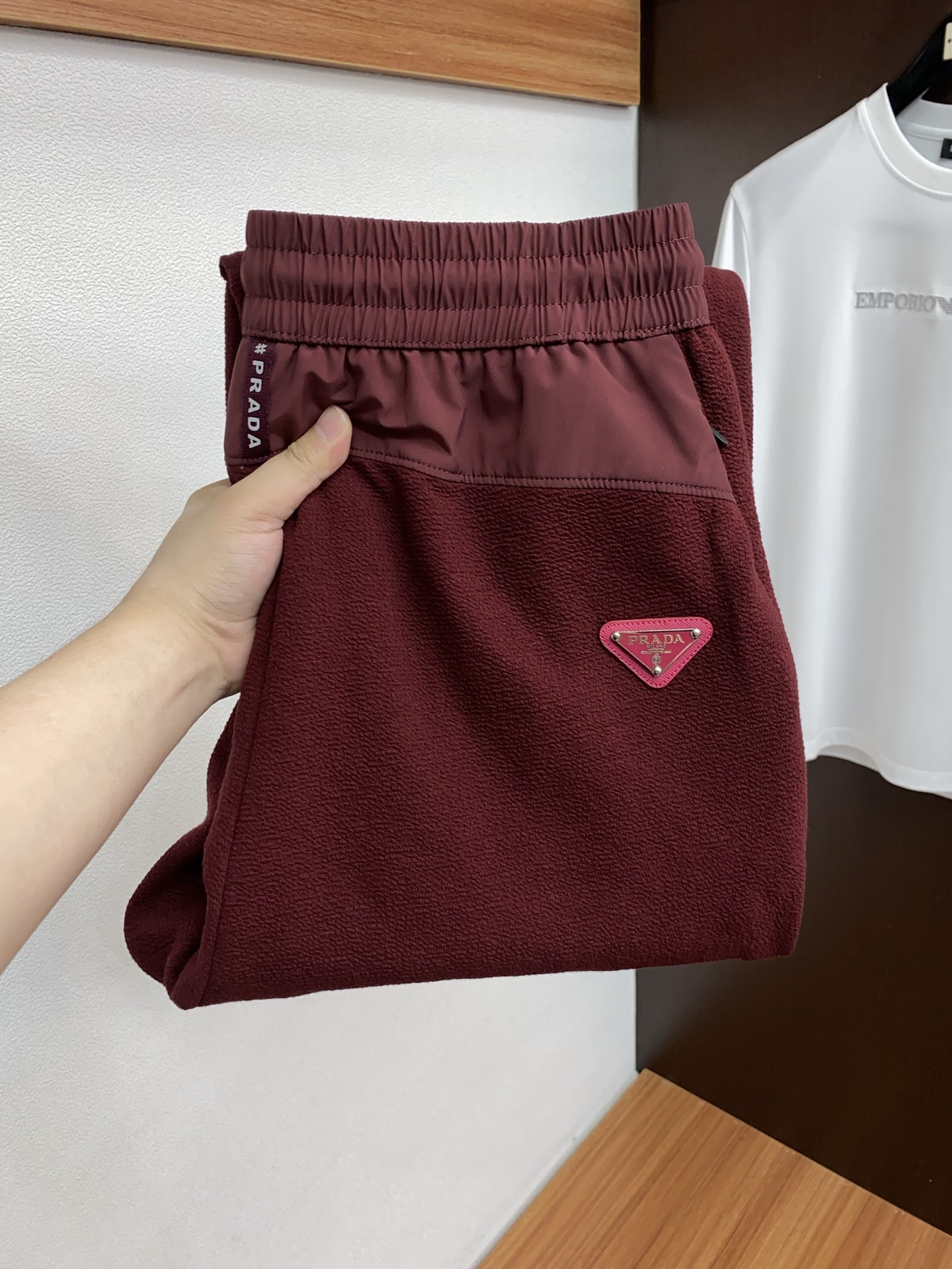 。🩵普拉达 专柜新品同步上市。原单订制高品质时尚休闲裤。超级百搭款。独家定制面料，手感细腻柔软，贴身舒适