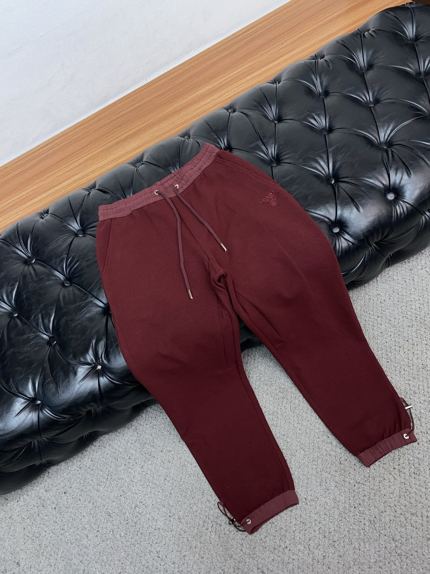 。🩵普拉达 专柜新品同步上市。原单订制高品质时尚休闲裤。超级百搭款。独家定制面料，手感细腻柔软，贴身舒适