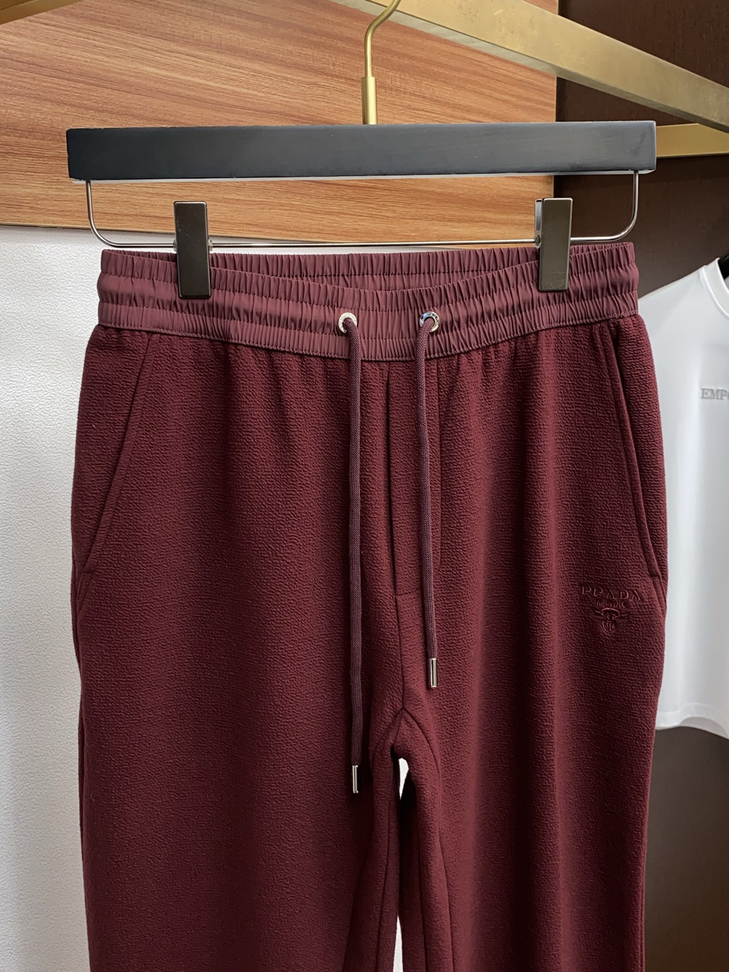 。🩵普拉达 专柜新品同步上市。原单订制高品质时尚休闲裤。超级百搭款。独家定制面料，手感细腻柔软，贴身舒适