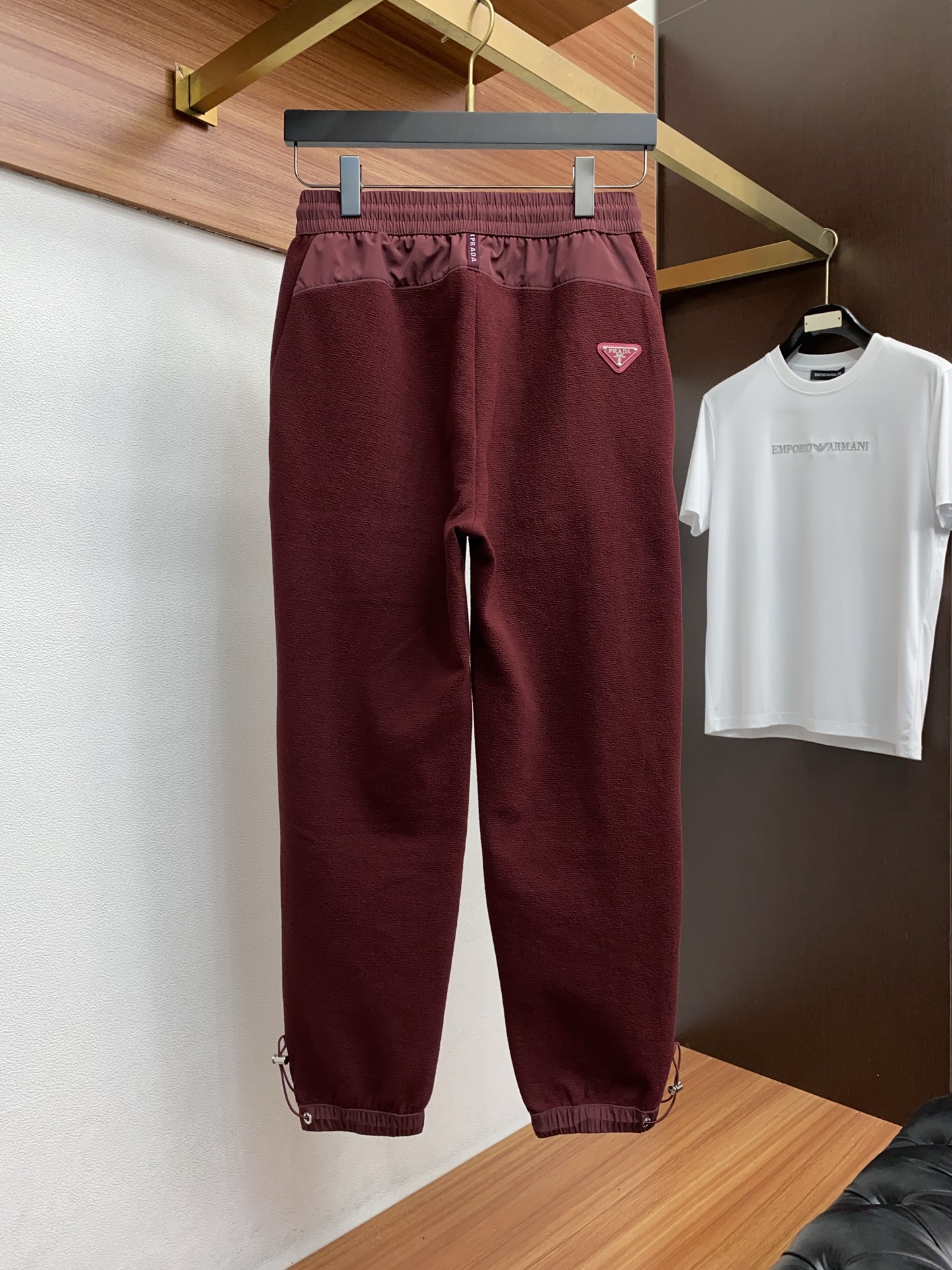 。🩵普拉达 专柜新品同步上市。原单订制高品质时尚休闲裤。超级百搭款。独家定制面料，手感细腻柔软，贴身舒适