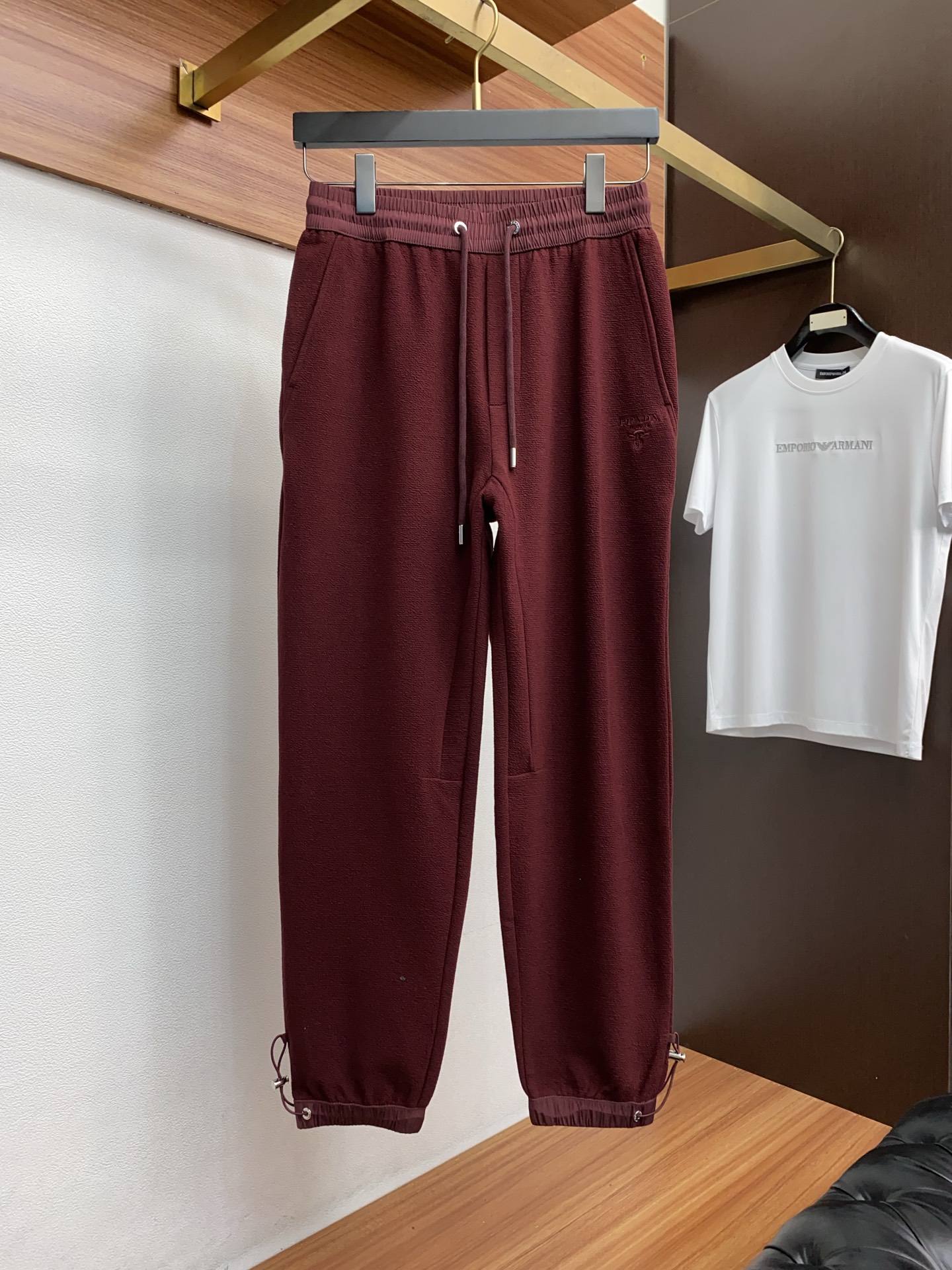 。🩵普拉达 专柜新品同步上市。原单订制高品质时尚休闲裤。超级百搭款。独家定制面料，手感细腻柔软，贴身舒适