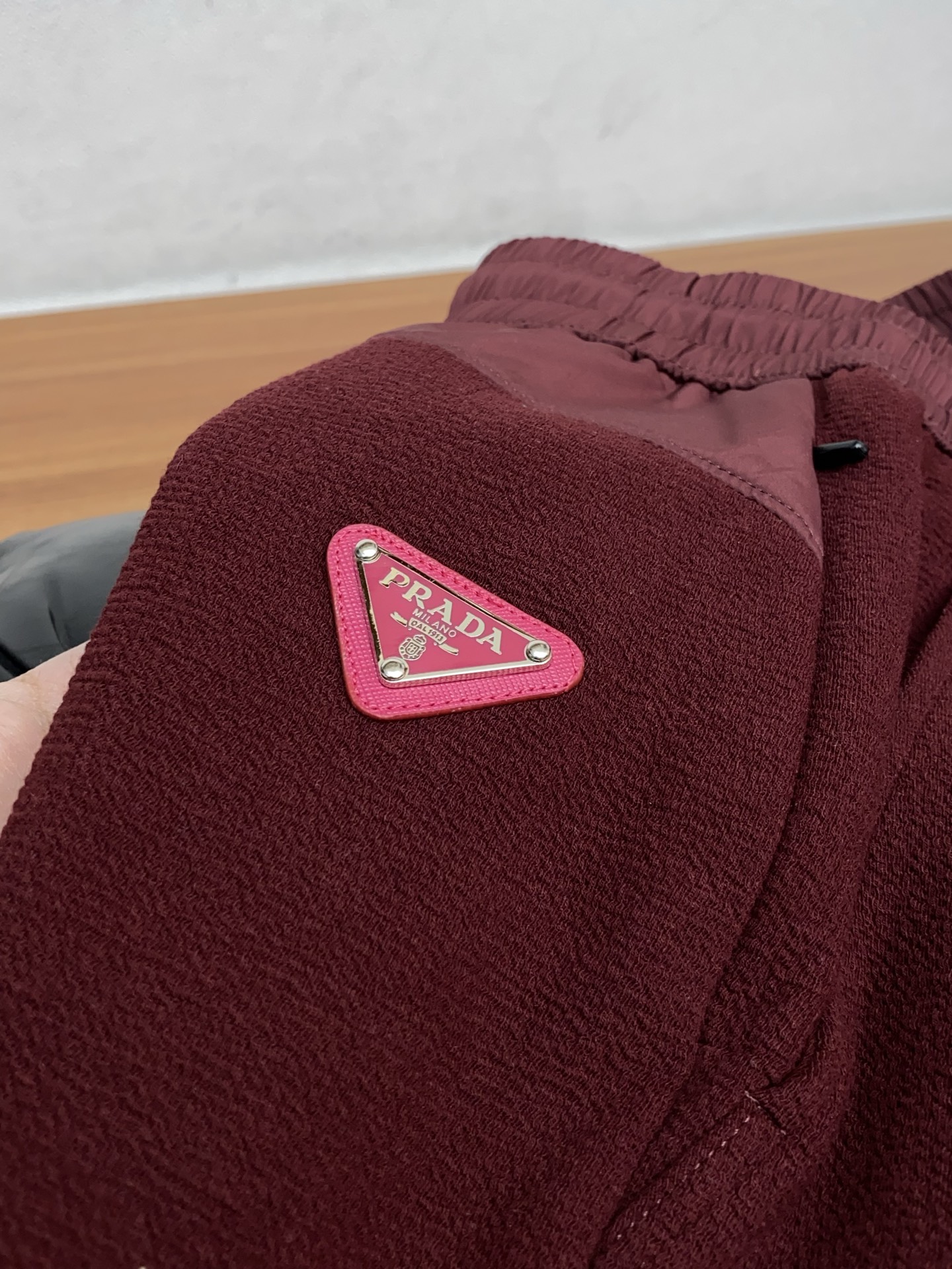 。🩵普拉达 专柜新品同步上市。原单订制高品质时尚休闲裤。超级百搭款。独家定制面料，手感细腻柔软，贴身舒适