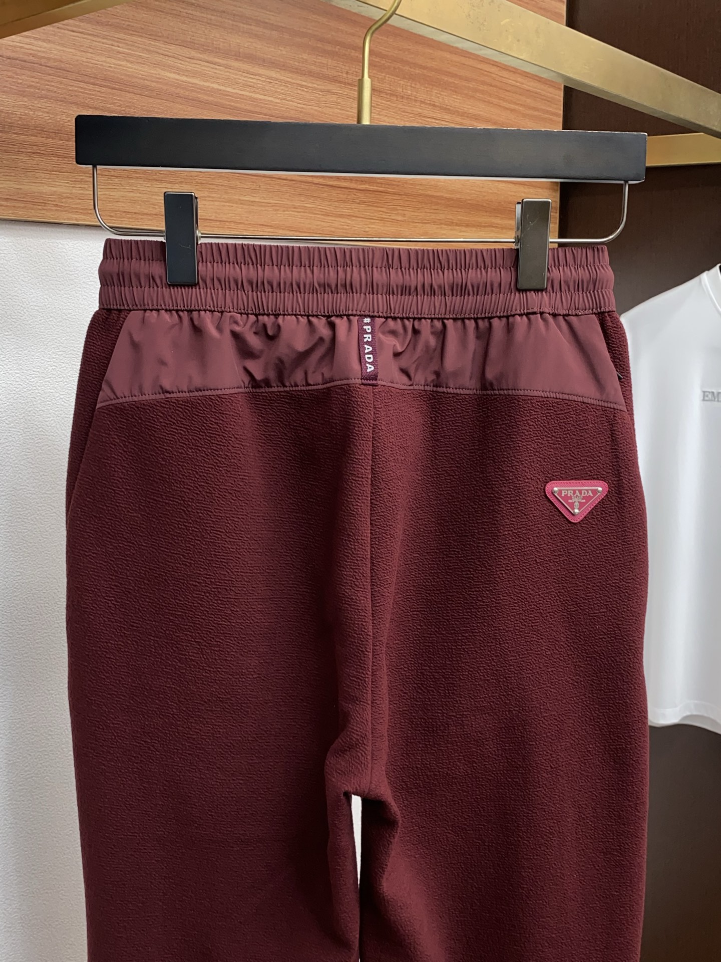 。🩵普拉达 专柜新品同步上市。原单订制高品质时尚休闲裤。超级百搭款。独家定制面料，手感细腻柔软，贴身舒适